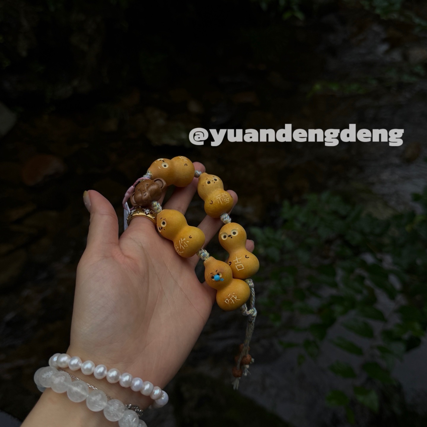 葫芦盘玩 手串串 🤎
吉祥象🐘是桃木材质 搭配天然手工手绘葫芦草里金
可以调节的编绳款 
可手持 可挂件