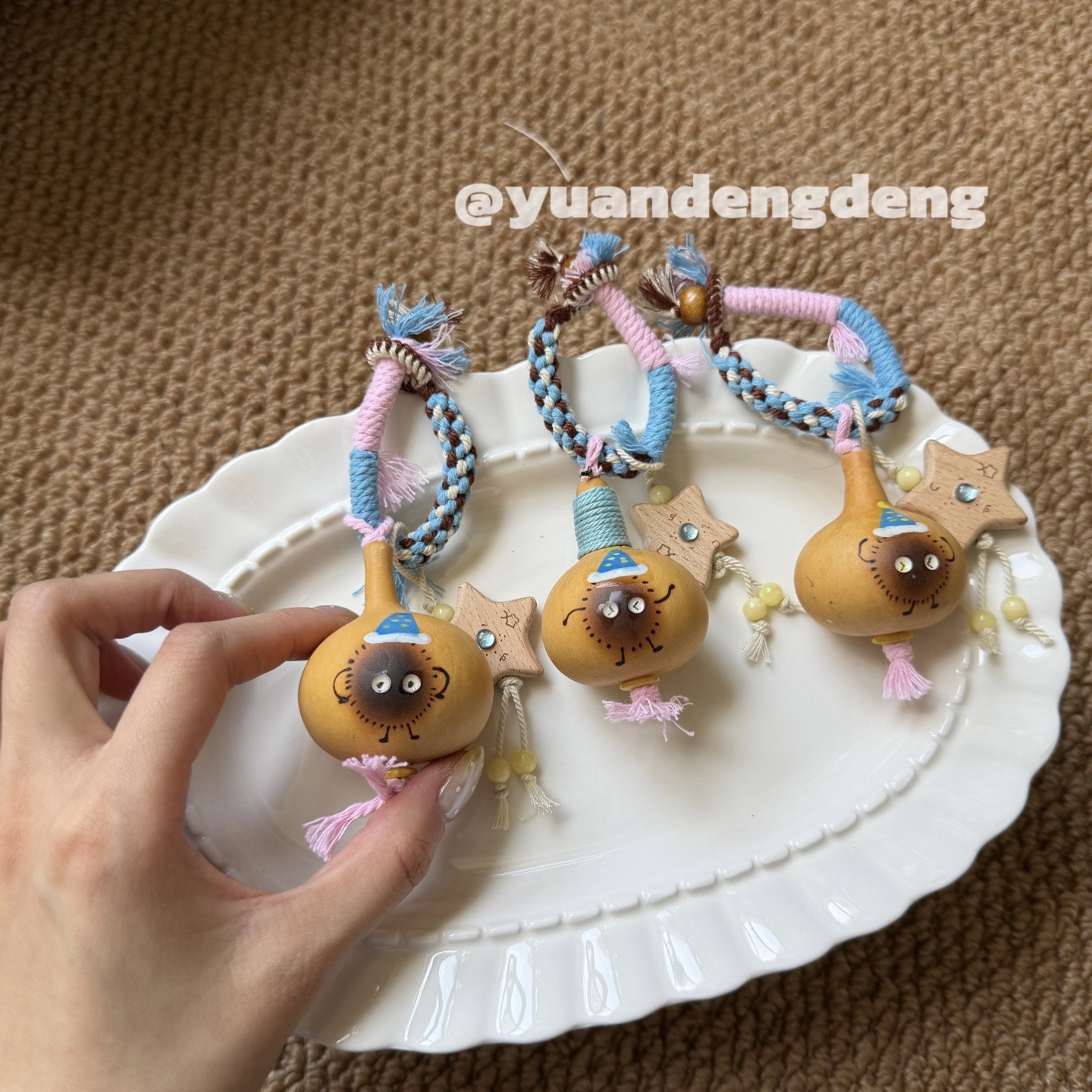ᯓº ·🥨 ｡*˚🍦₊🩵🤎🩷
煤球小葫芦挂件
手绘彩绘小葫芦 
编绳为 玉米节 平结 和榉木小星星⭐️
挂件可以打开 开口