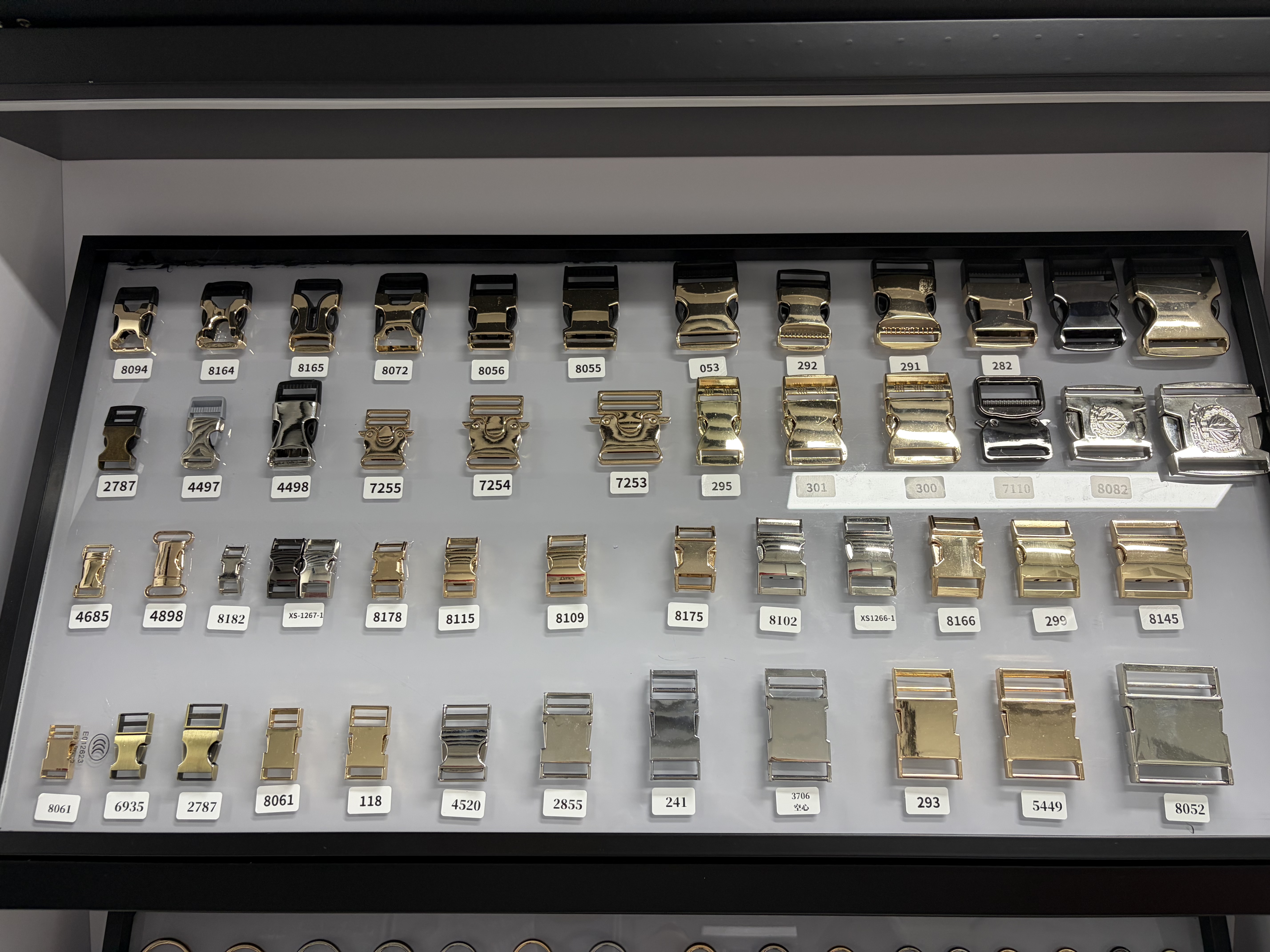 Luggage buckles, outdoor buckles, metal buckles Application Scenario