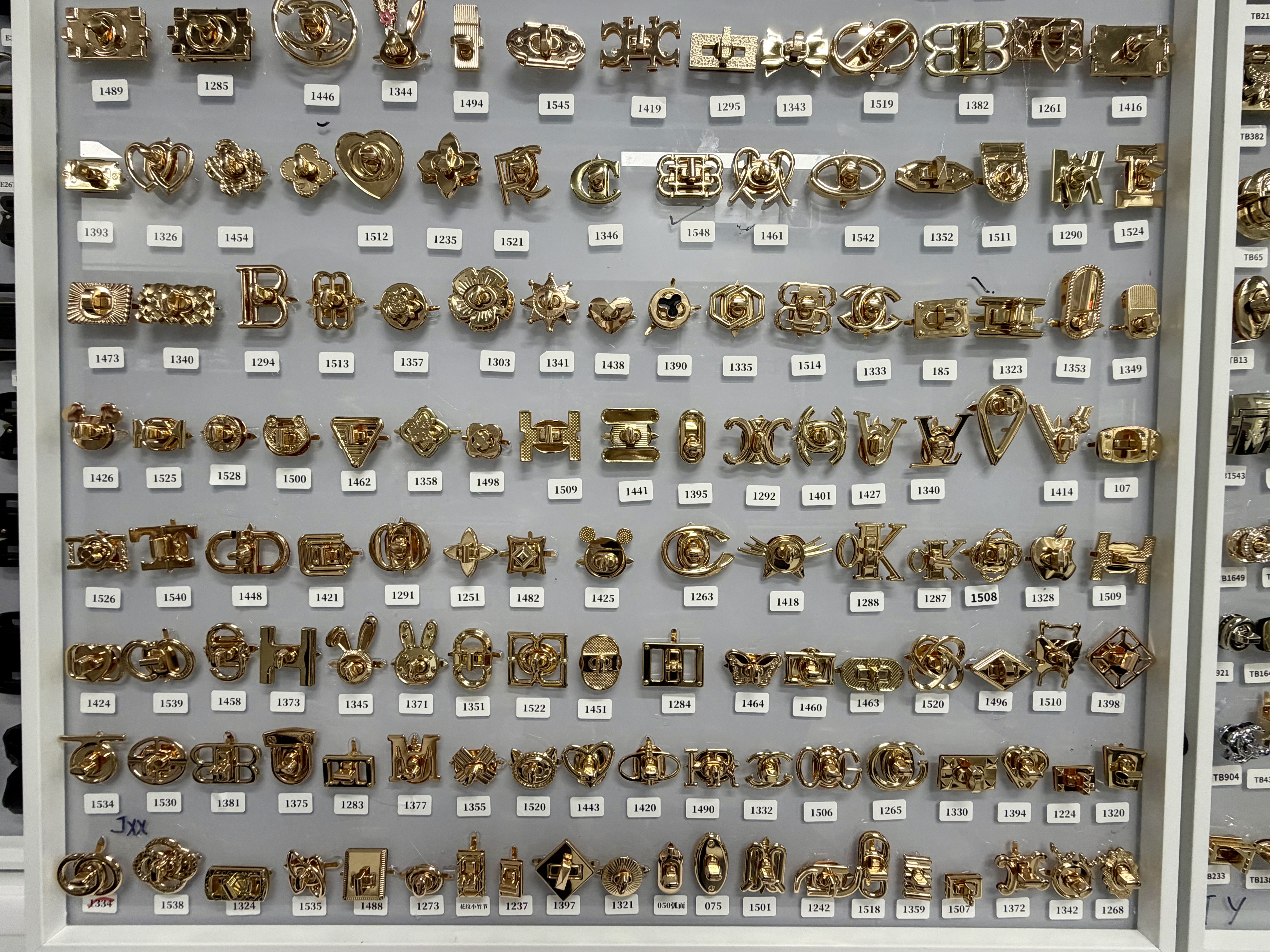 حقيبة نسائية مقفل عليها قطع معدنية detail image 9