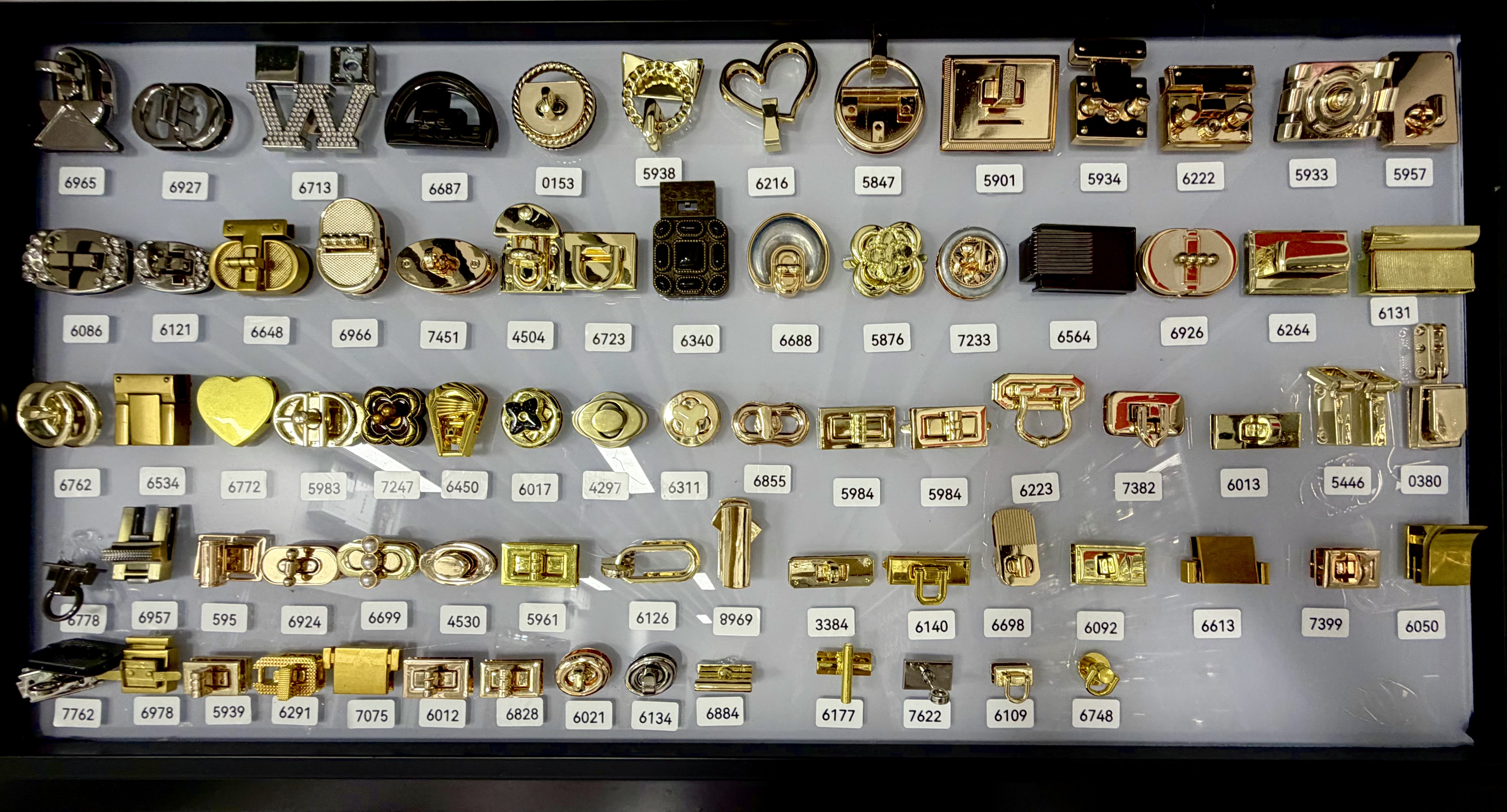 حقيبة نسائية مقفل عليها قطع معدنية detail image 7