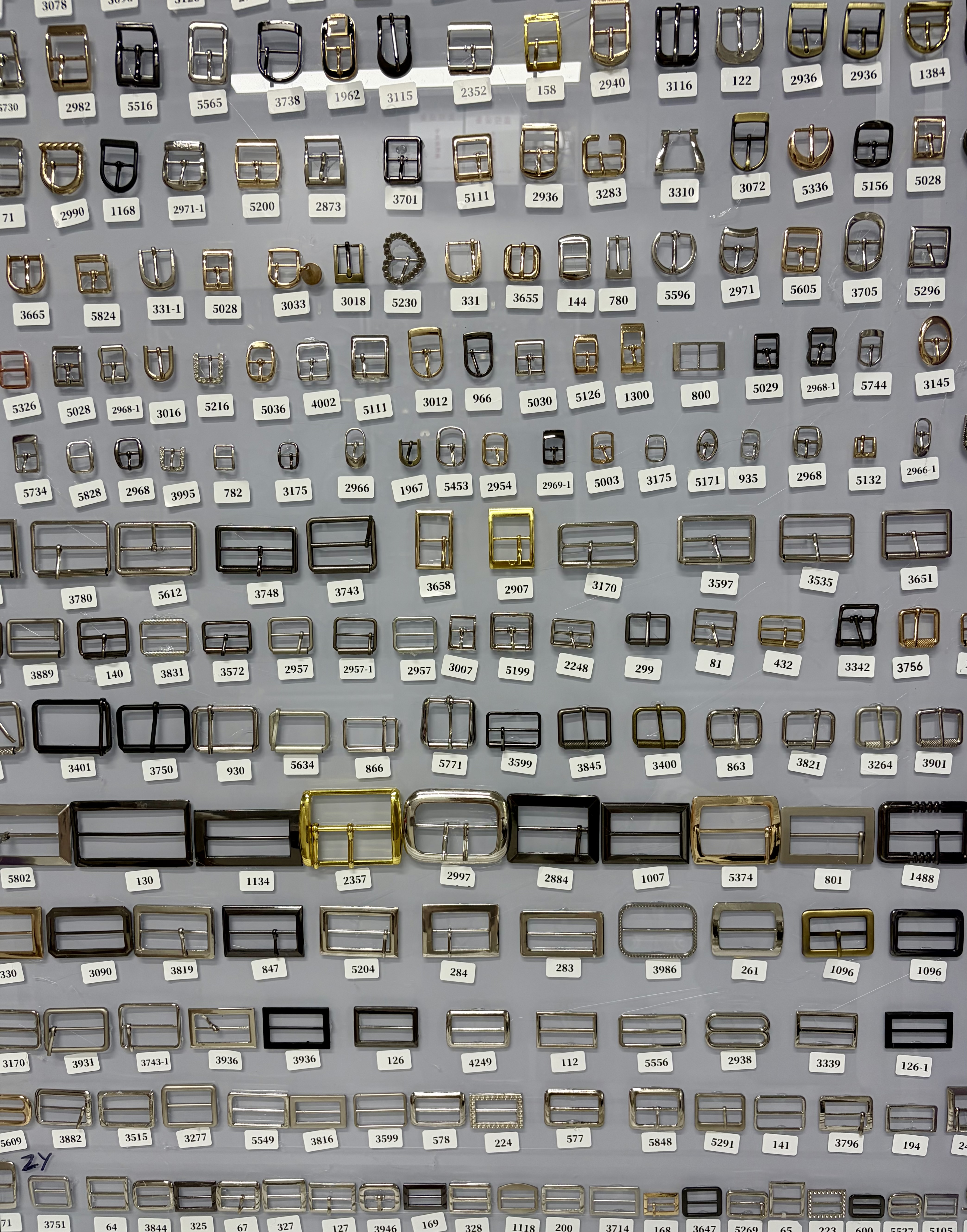 Pin buckle clothing accessories, bag accessories, bag pin buckle Application Scenario