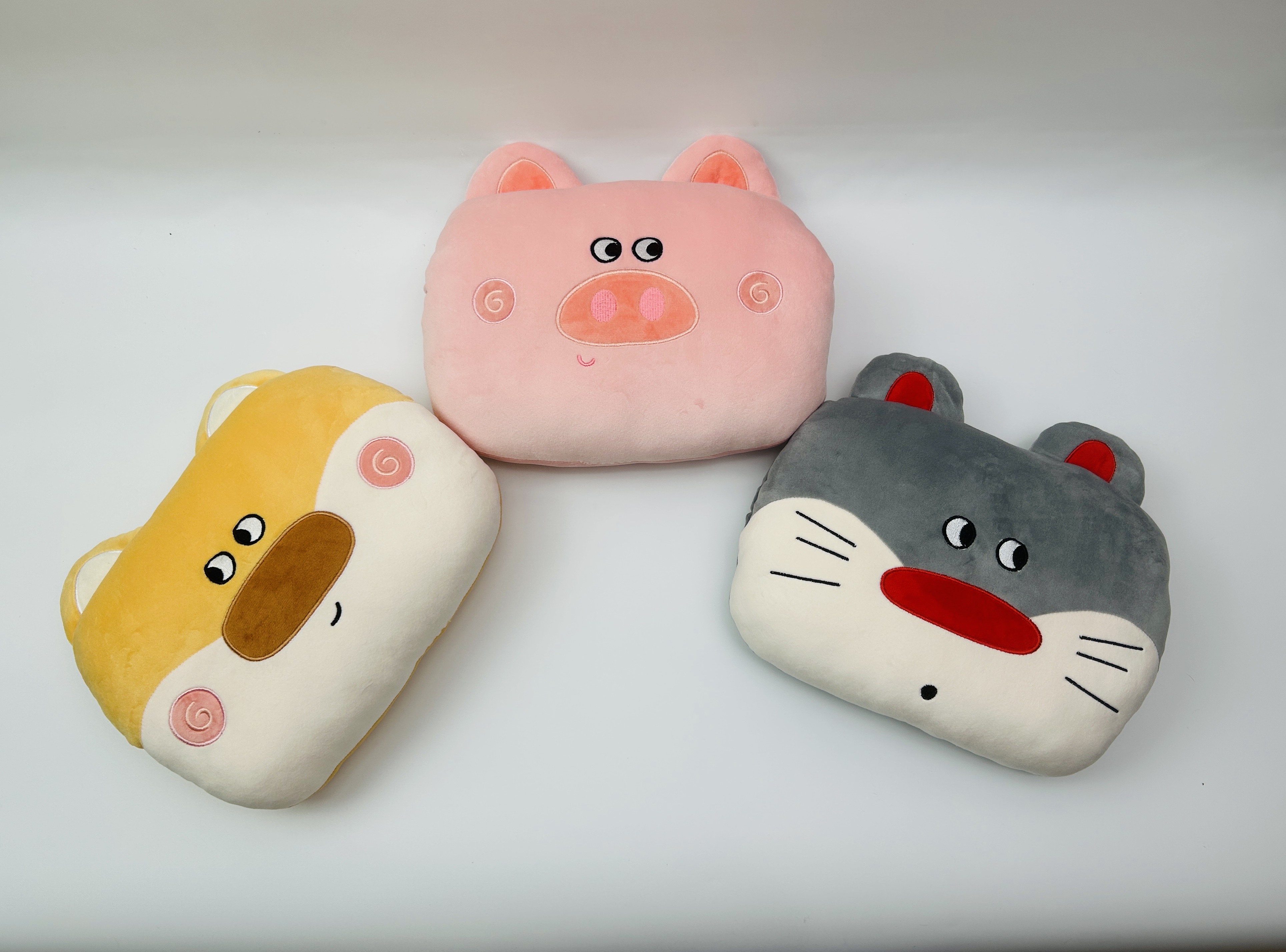 Cartoon piglet, Shiba Inu, mouse plush warm hands, animal intervention, throw pillow, claw machine winter gifts in stock Application Scenario