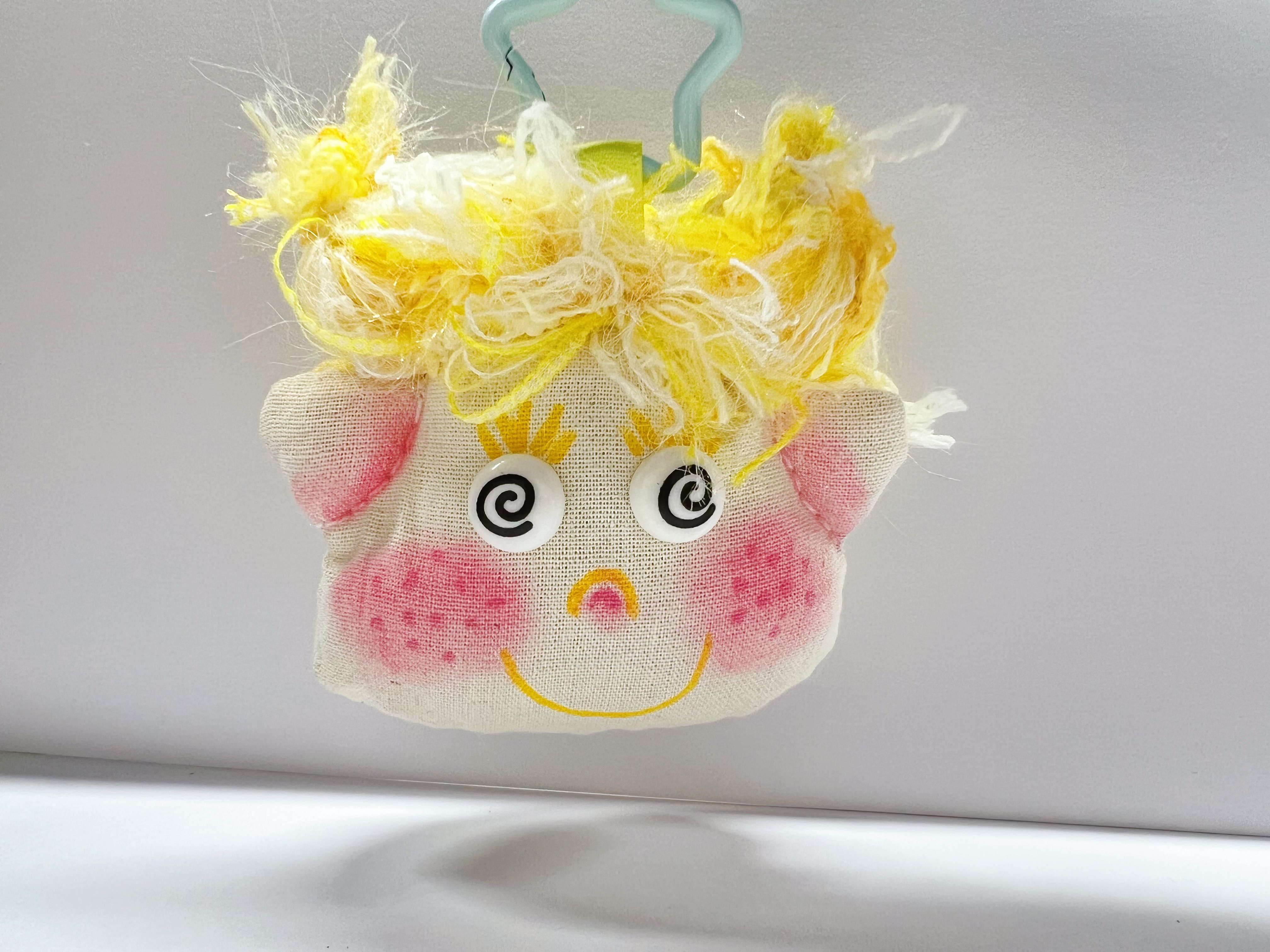The original bag pendant by Bu Xiaoyu with yellow hair is cute and ugly