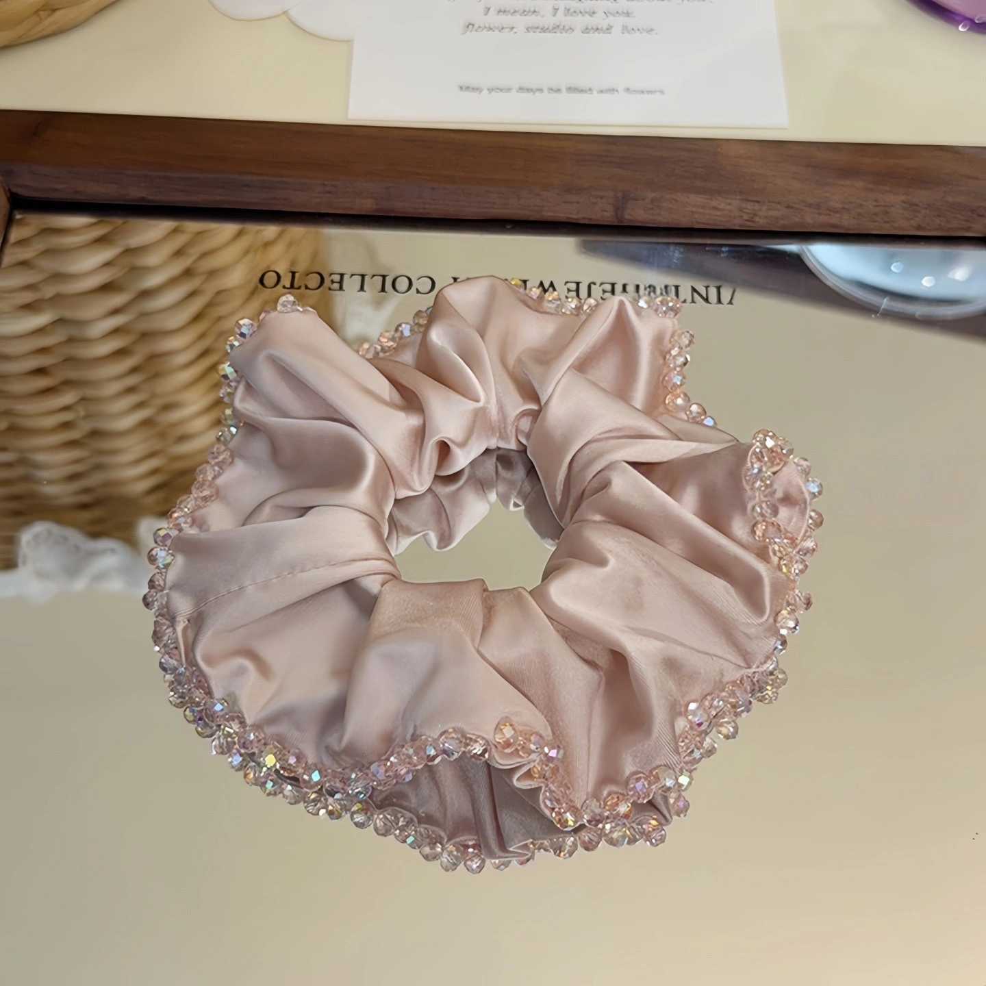 The diamond-encrusted satin small intestine loop exudes a gentle and versatile charm. The hair tie is simple yet sophisticated, and it won't damage your hair. It's a commuting hair accessory detail image 4