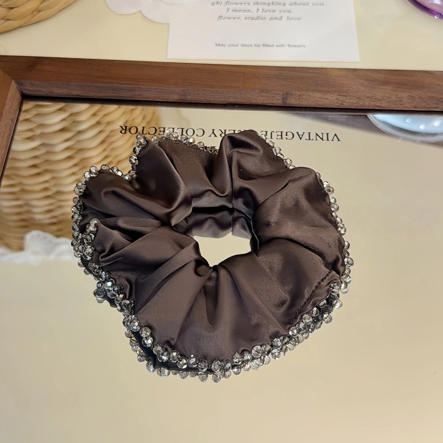 The diamond-encrusted satin small intestine loop exudes a gentle and versatile charm. The hair tie is simple yet sophisticated, and it won't damage your hair. It's a commuting hair accessory detail image 5
