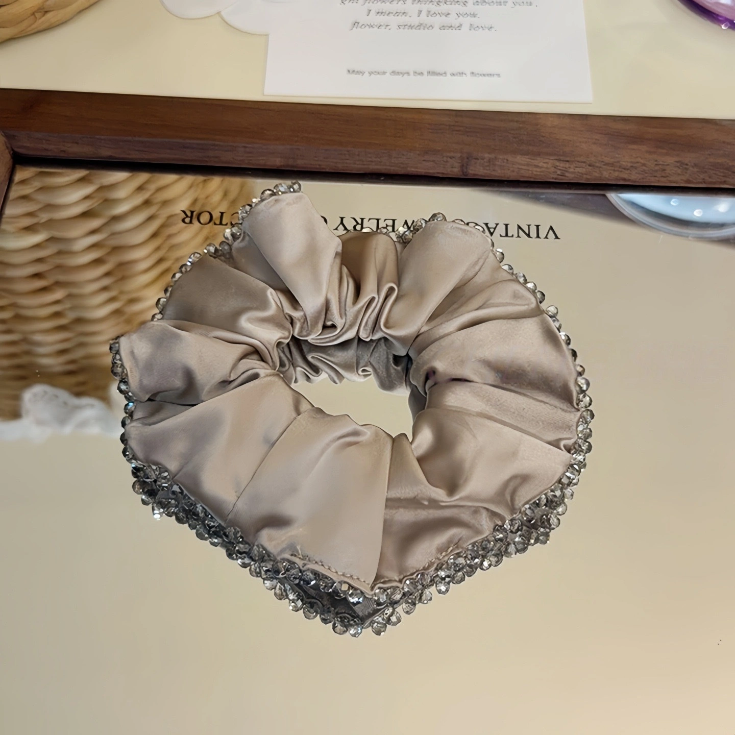 The diamond-encrusted satin small intestine loop exudes a gentle and versatile charm. The hair tie is simple yet sophisticated, and it won't damage your hair. It's a commuting hair accessory detail image 3