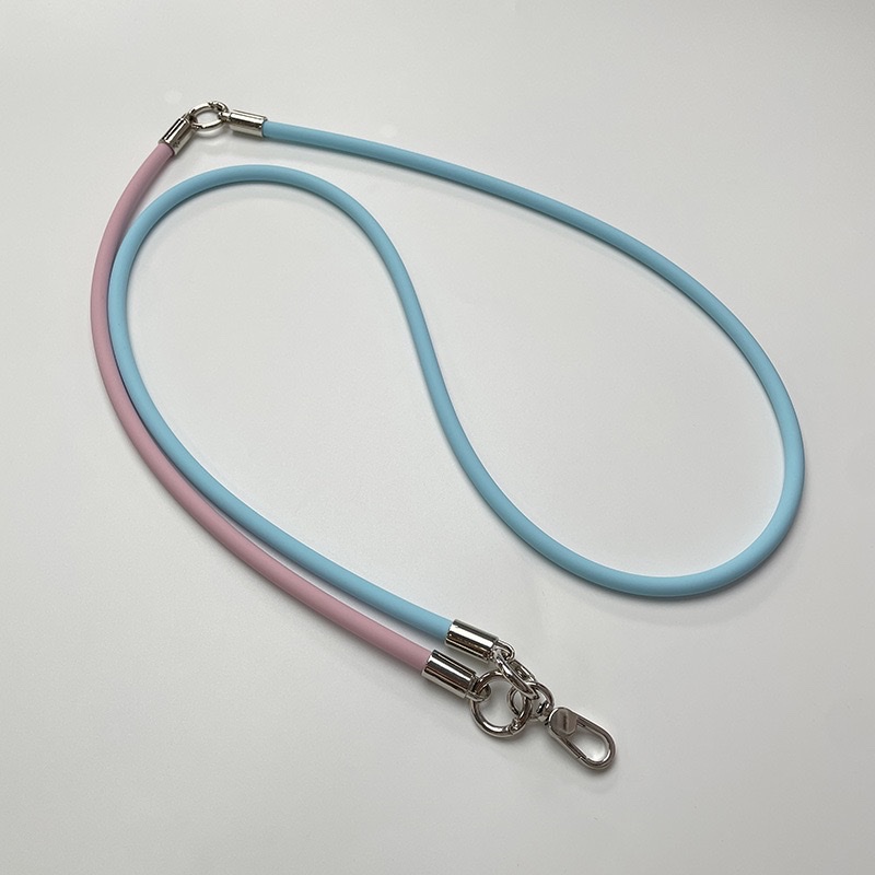 The 6mm three-in-one silicone phone lanyard can be hung around the neck, crossed diagonally, on the wrist, and used in various scenarios such as mobile phones, cameras, water cups, and more Application Scenario