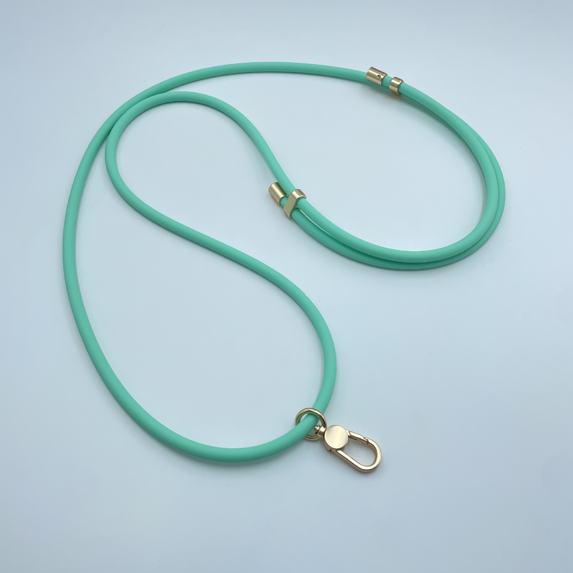 6MM silicone crossbody phone hanger with adjustable telescopic rope Application Scenario