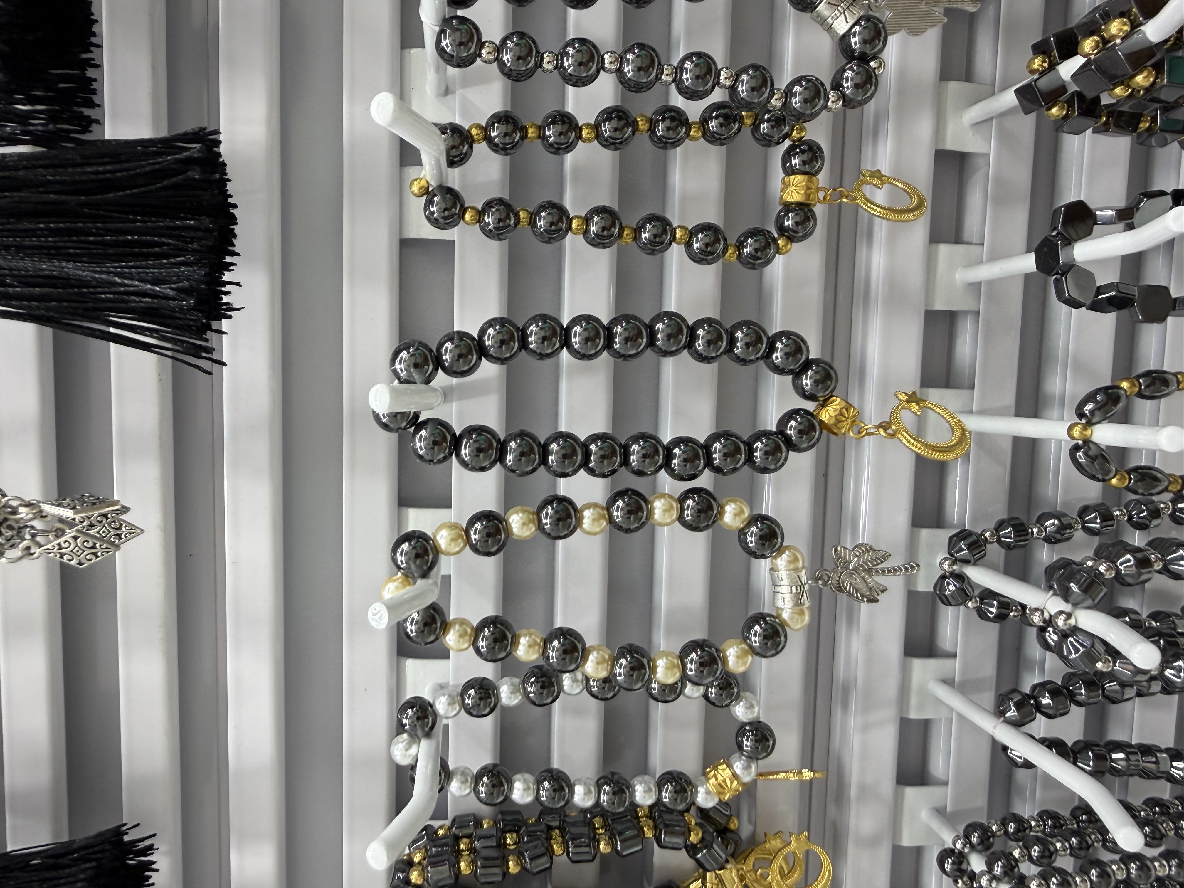 Muslim black gallbladder stone bead bracelet, alloy whiskers, 12 pieces in a dozen, 100 dozen per piece. The price is for a single piece Specification image