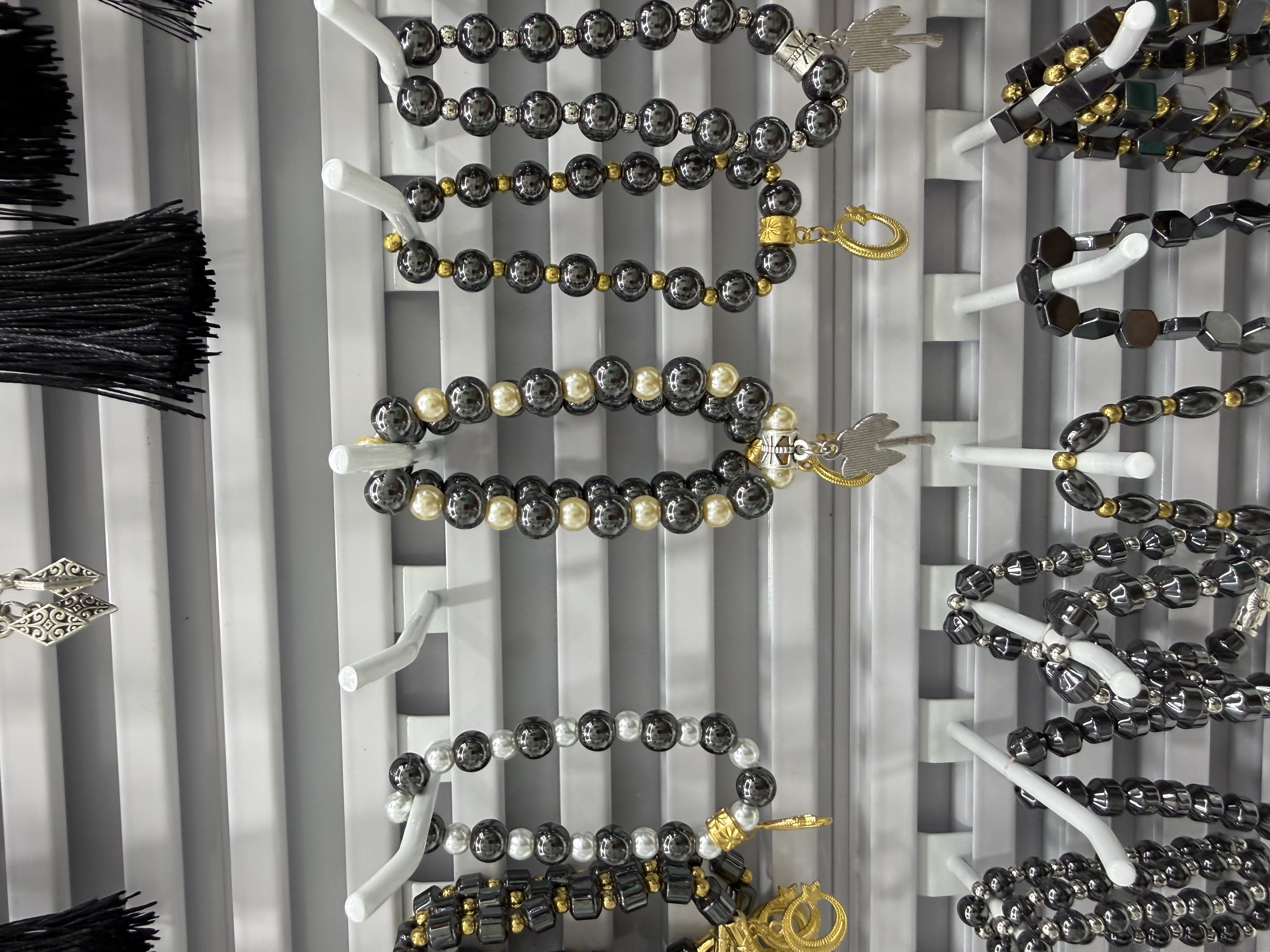 Muslim black gallstone glass bead bracelet, alloy whiskers, 12 pieces in a dozen, 100 dozen per piece. The price is for a single piece Specification image