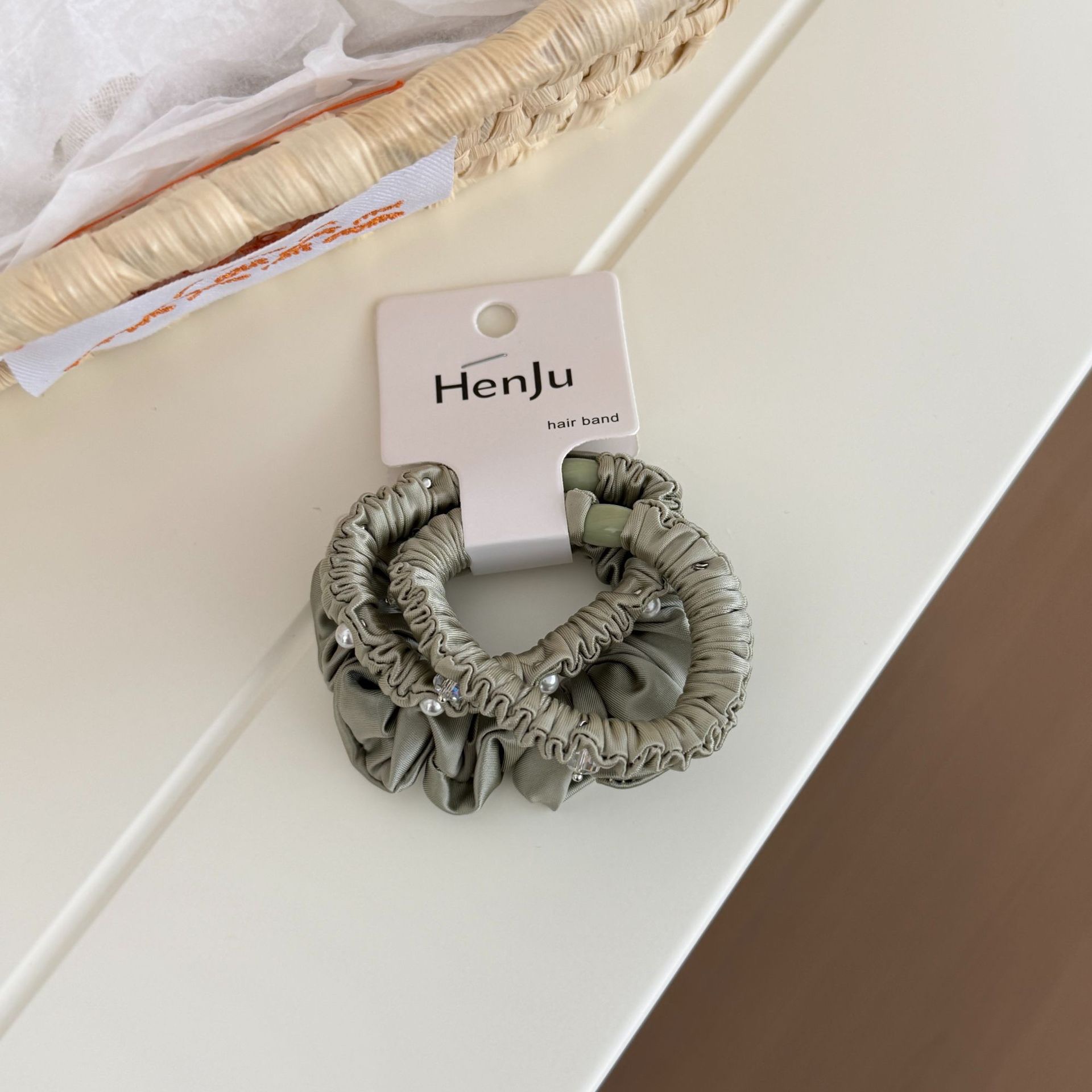New mask satin crystal heavy industry small hair band, simple and versatile hair tie, high-elasticity ponytail ball hair tie and hair accessory. Specification image