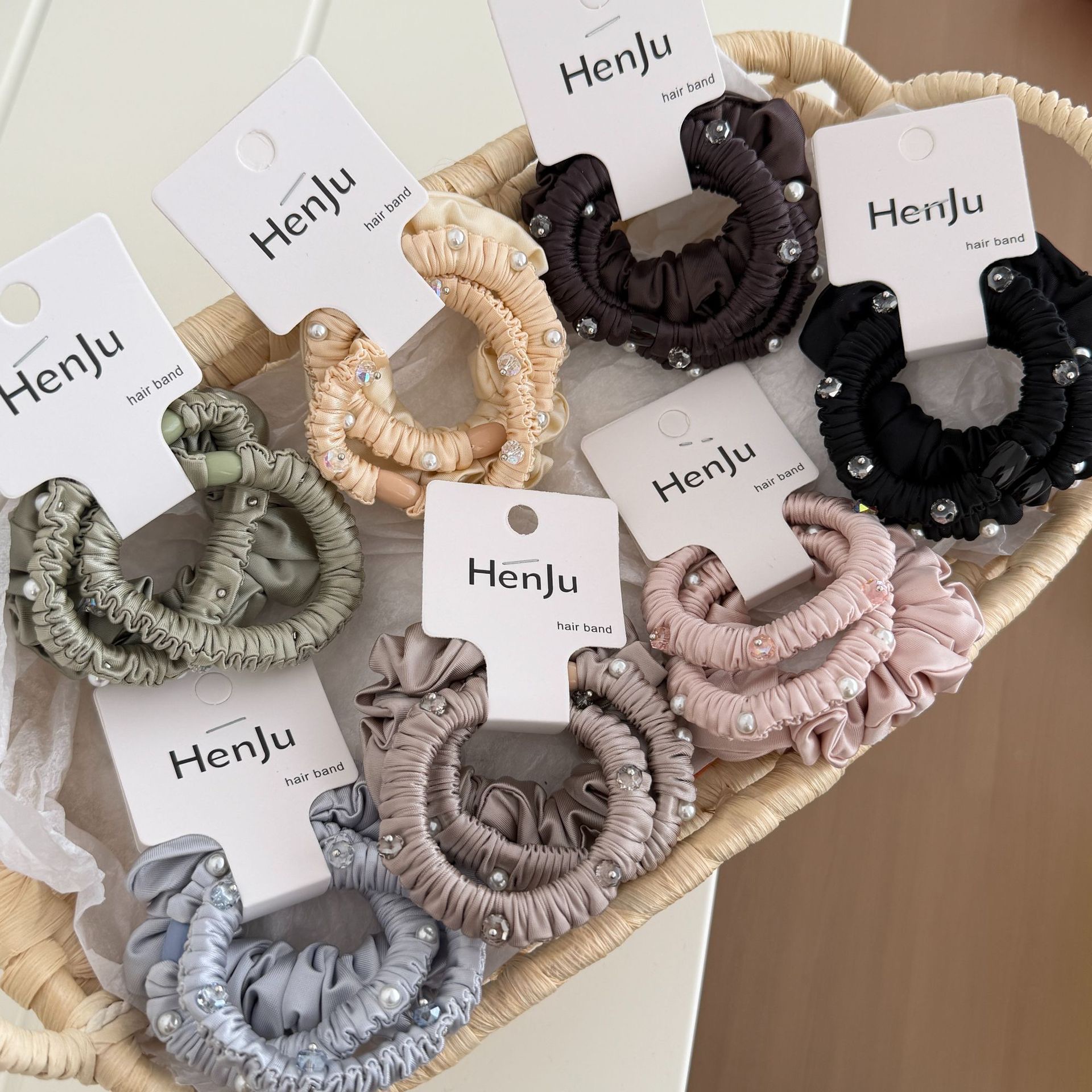 New mask satin crystal heavy industry small hair band, simple and versatile hair tie, high-elasticity ponytail ball hair tie and hair accessory. Item Picture