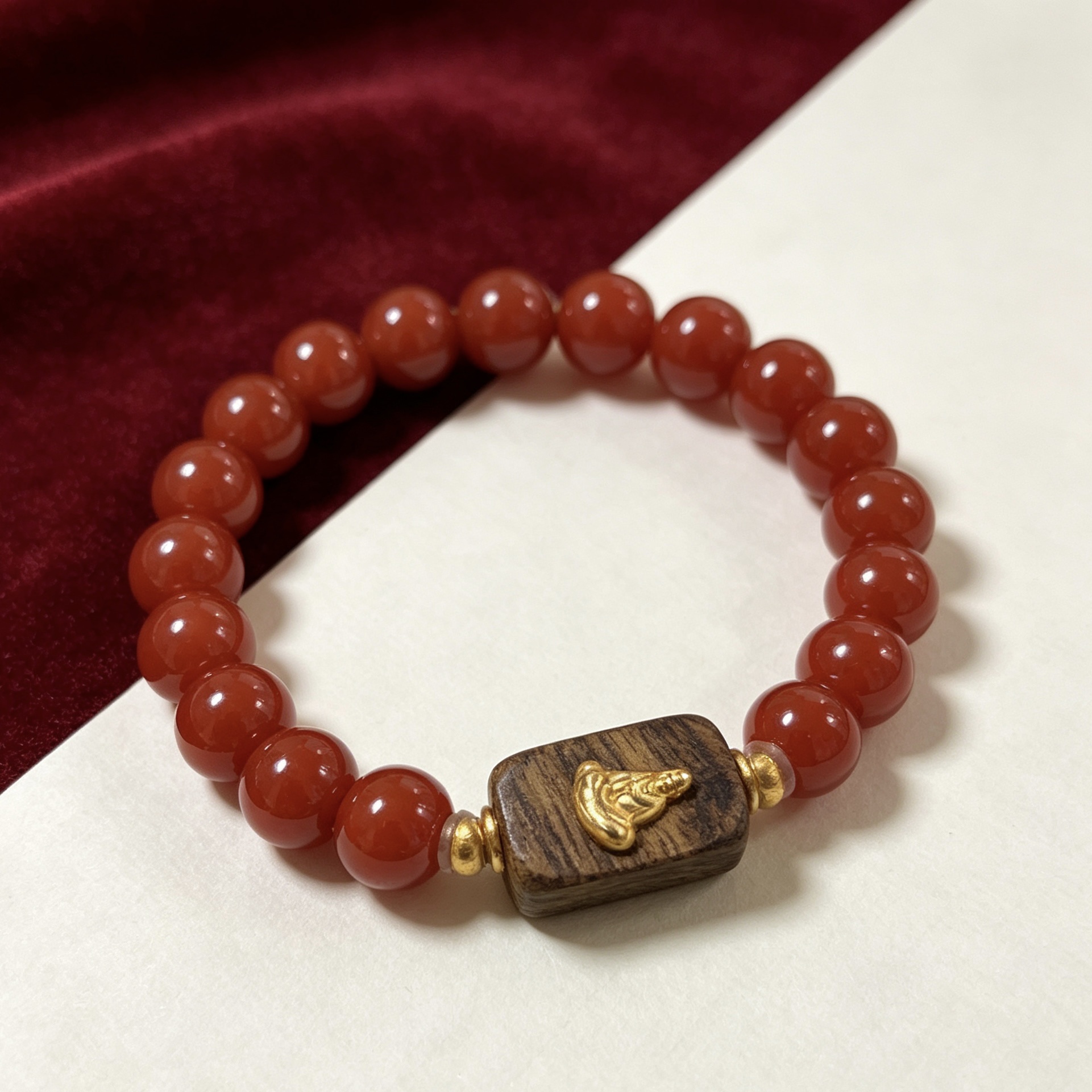 A new Chinese-style single-loop bracelet featuring Nan Hong round beads and agarwood inlaid with the Buddha of no form Application Scenario
