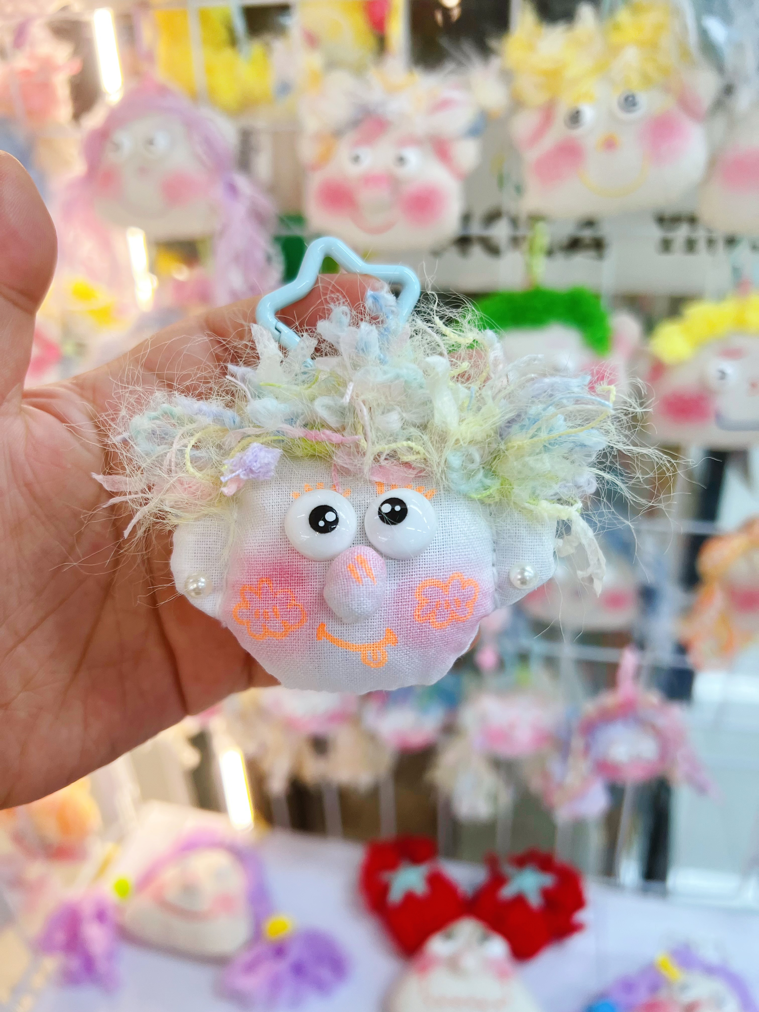 Bu Xiaoyu's original bag pendant is an ugly, cute and trendy toy called "Fried Fur Doll"