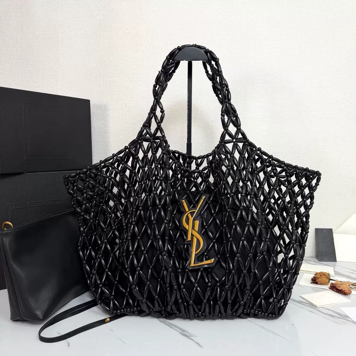 A new large-capacity French hollowed-out hand-woven bag for women, a casual wooden bead hand-held shoulder beach vacation bag detail image 4
