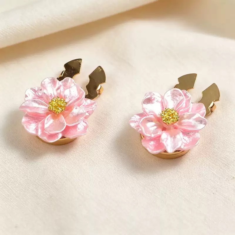 button#cufflink# Fashionable colorful floral shirt, cufflinks, button covers, collar buttons, diamond buttons, button covers details Picture