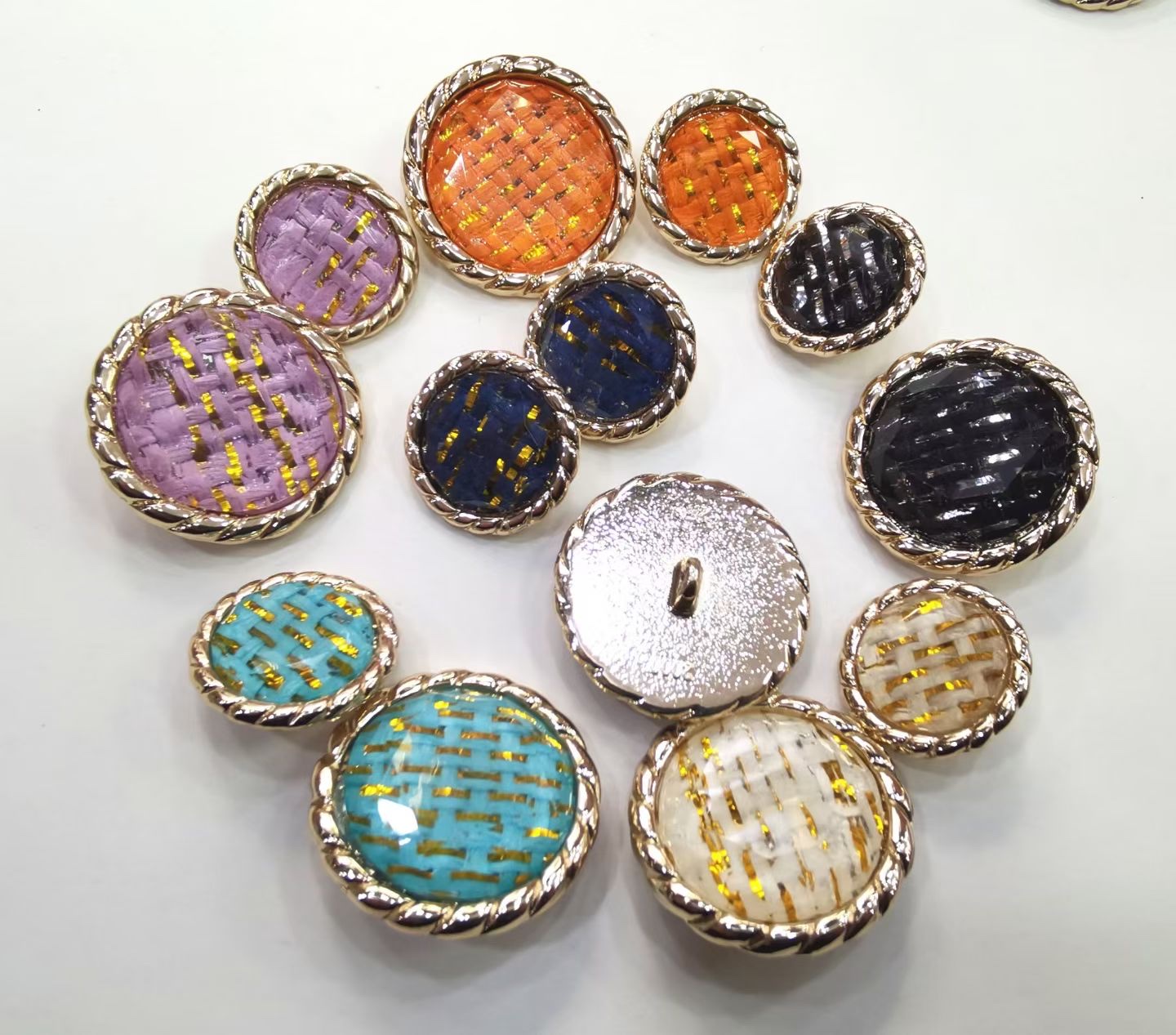 Retro polka dot round buttons, handcrafted fabric buckles, DIY hair accessory parts, colorful oil-dripping metal disc buckles, decorative buckles for bags and overcoats, Yiwu accessories and accessories Specification image