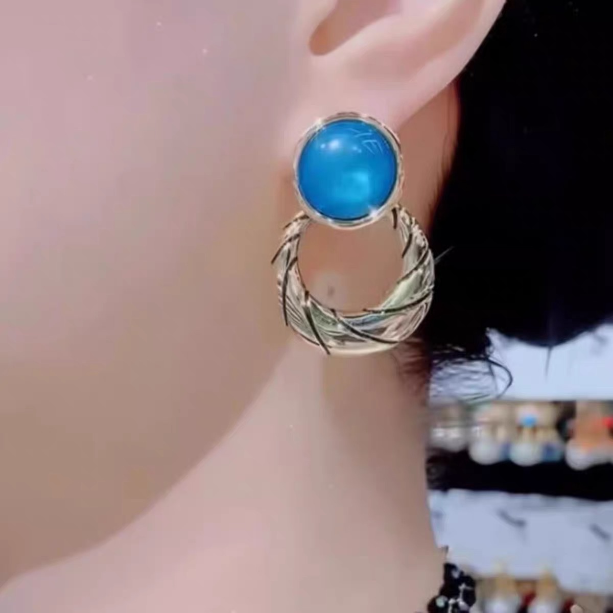 French retro metal earrings, simple and versatile, stylish and fashionable circle earrings, 2026 new trendy and exaggerated stud earrings detail image 3