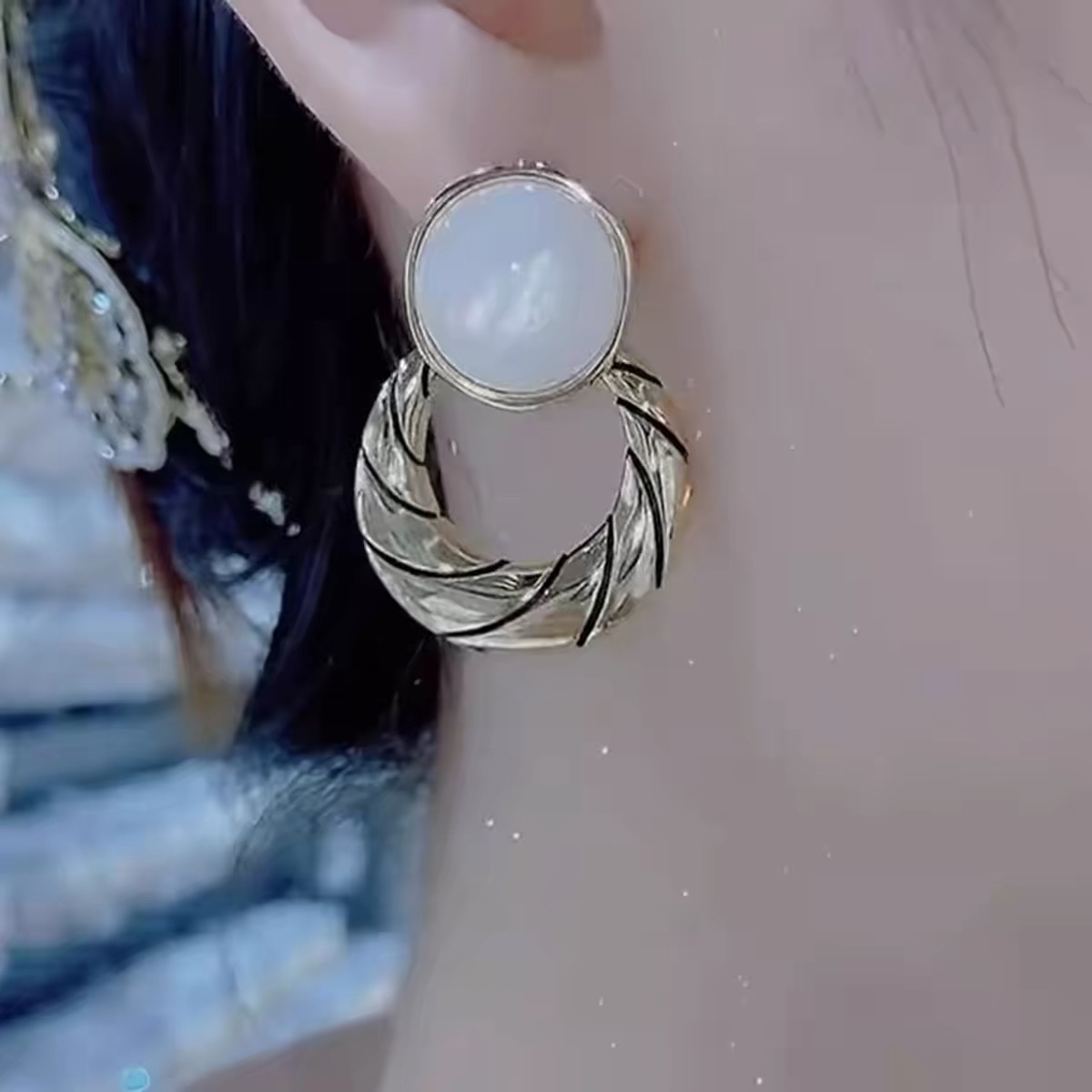 French retro metal earrings, simple and versatile, stylish and fashionable circle earrings, 2026 new trendy and exaggerated stud earrings detail image 2