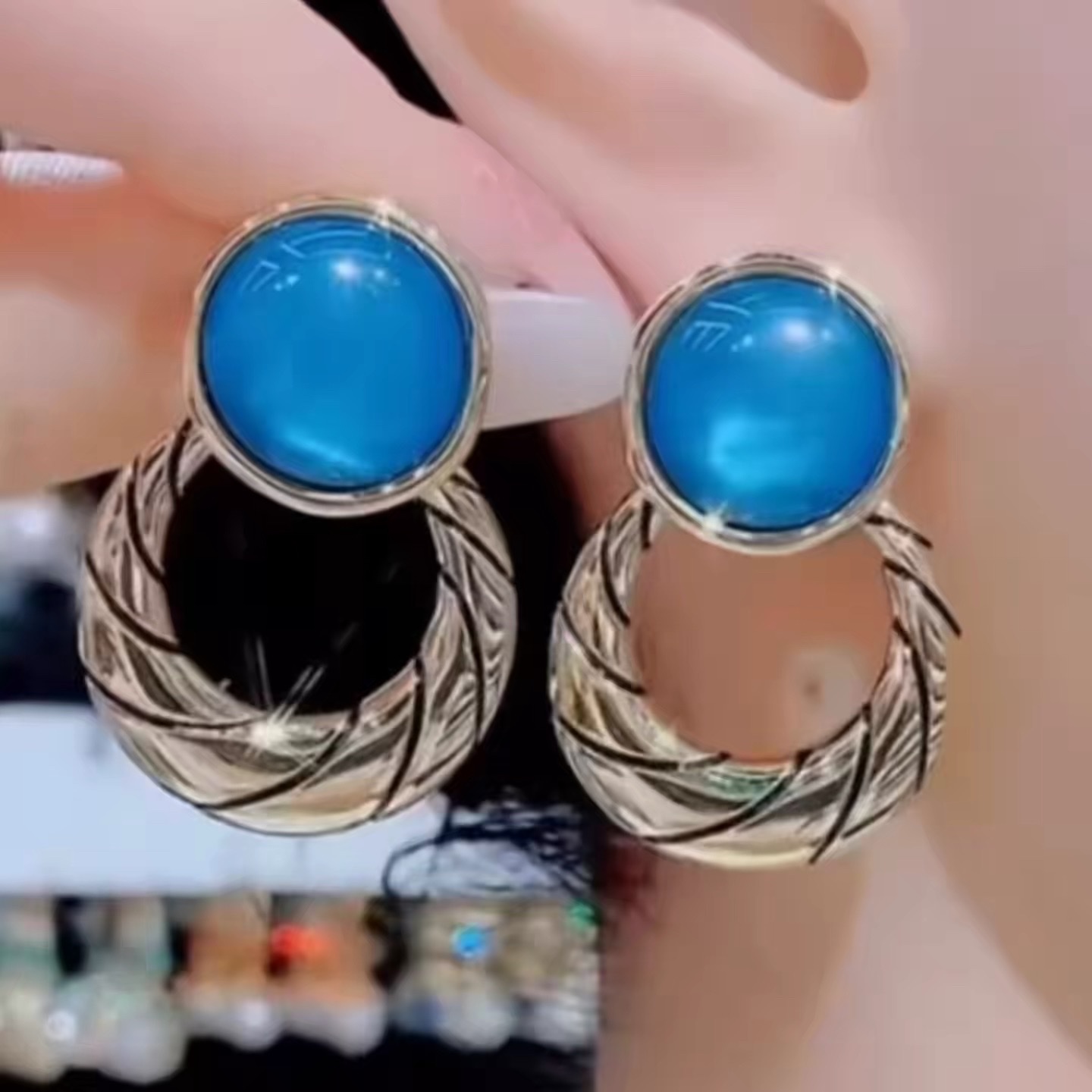 French retro metal earrings, simple and versatile, stylish and fashionable circle earrings, 2026 new trendy and exaggerated stud earrings