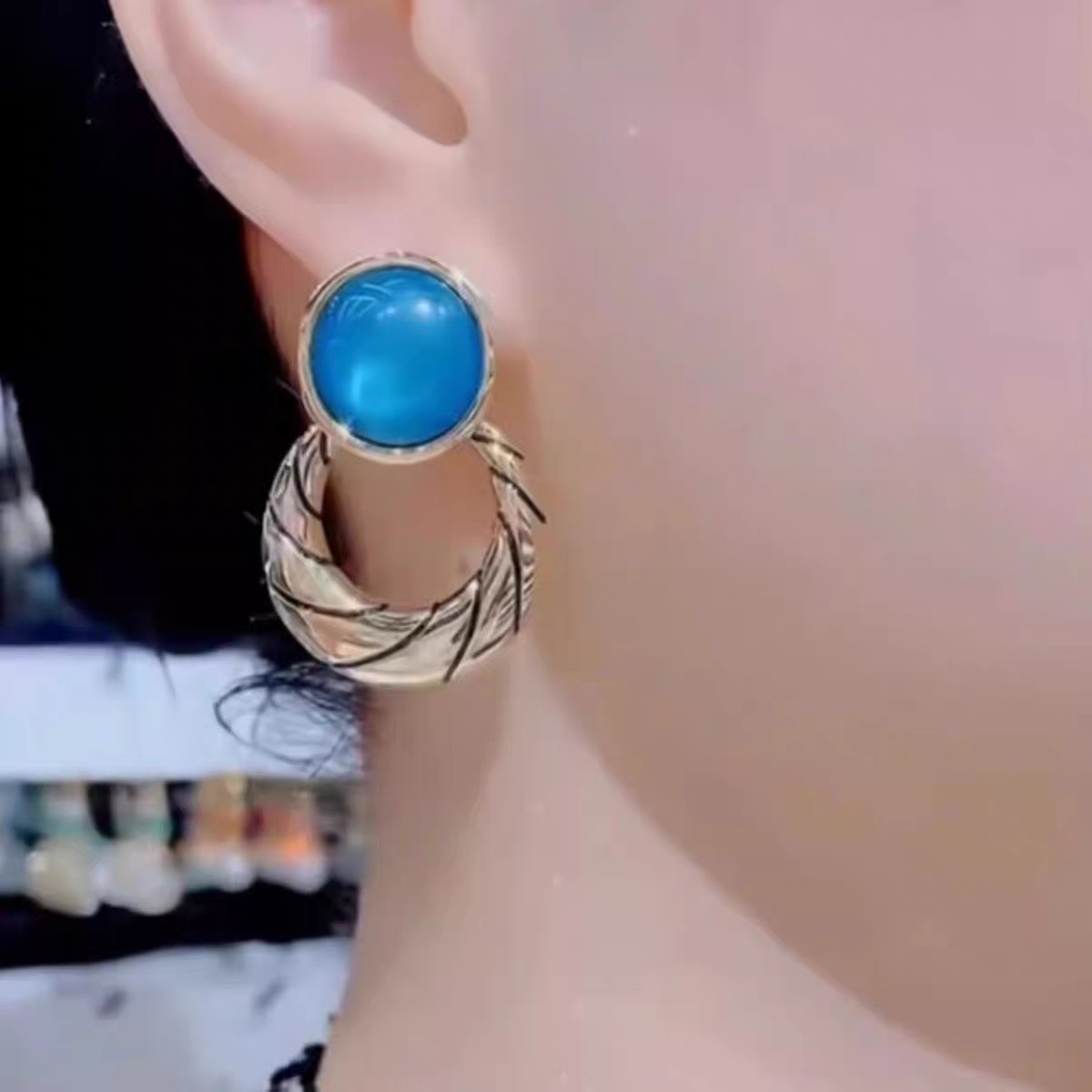 French retro metal earrings, simple and versatile, stylish and fashionable circle earrings, 2026 new trendy and exaggerated stud earrings detail image 4