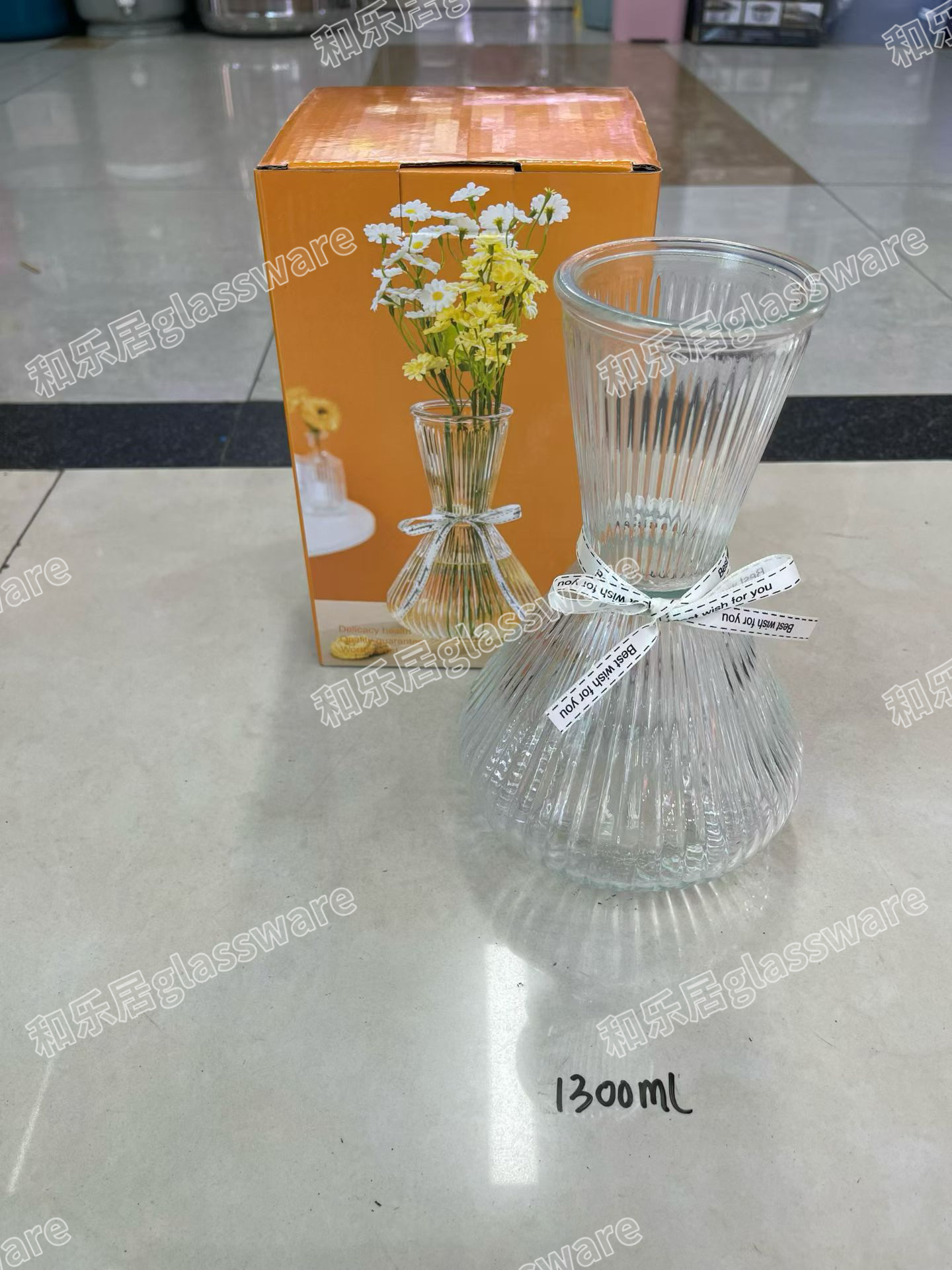 Colored glass vase Item Picture