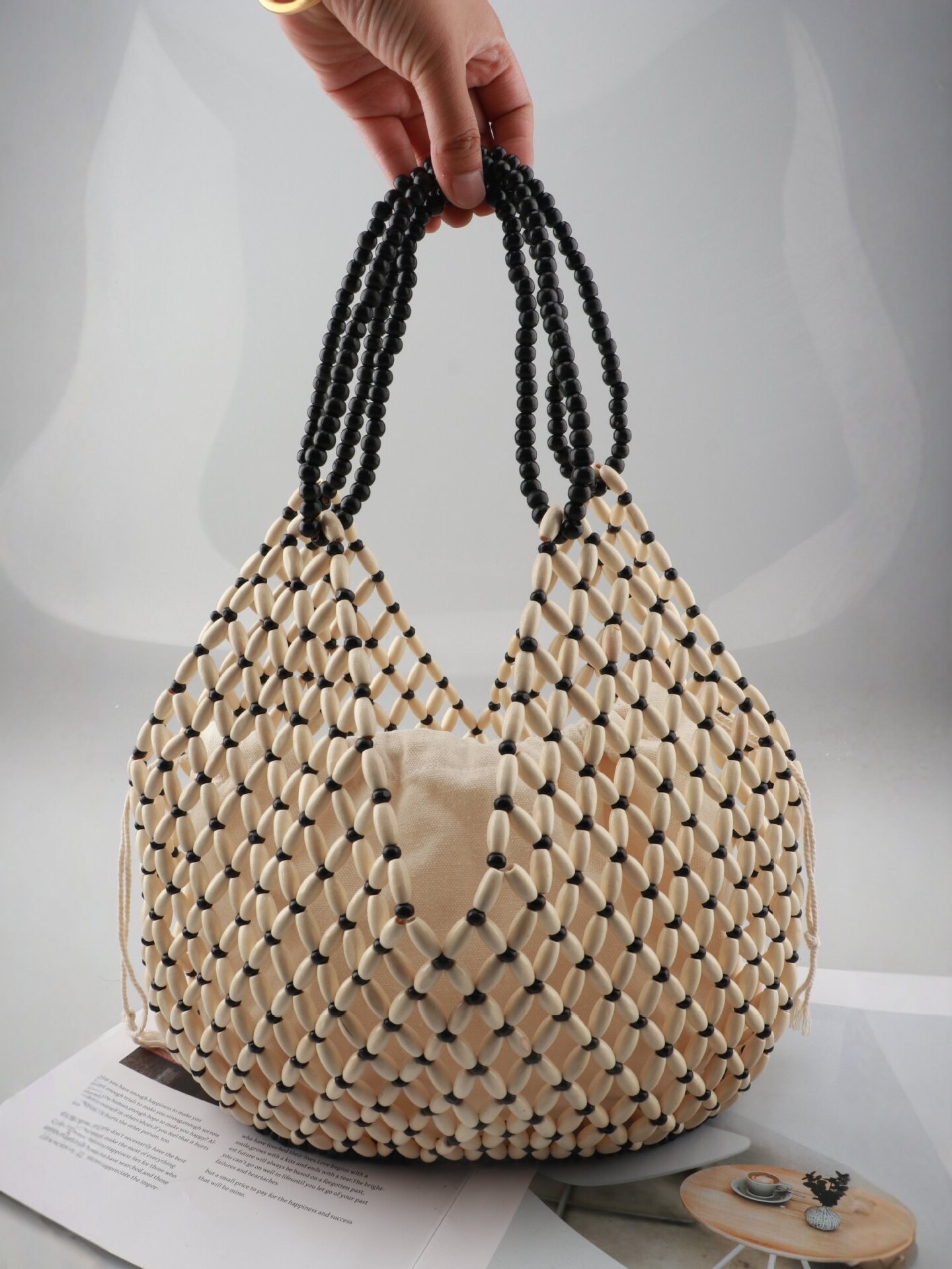 Hand-woven wooden bead handbag, ladies' hollowed-out beaded bag, retro artistic style single-shoulder bag, French bead bag