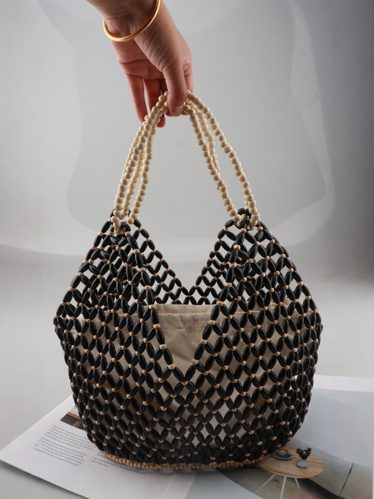 Hand-woven wooden bead handbag, ladies' hollowed-out beaded bag, retro artistic style single-shoulder bag, French bead bag Application Scenario