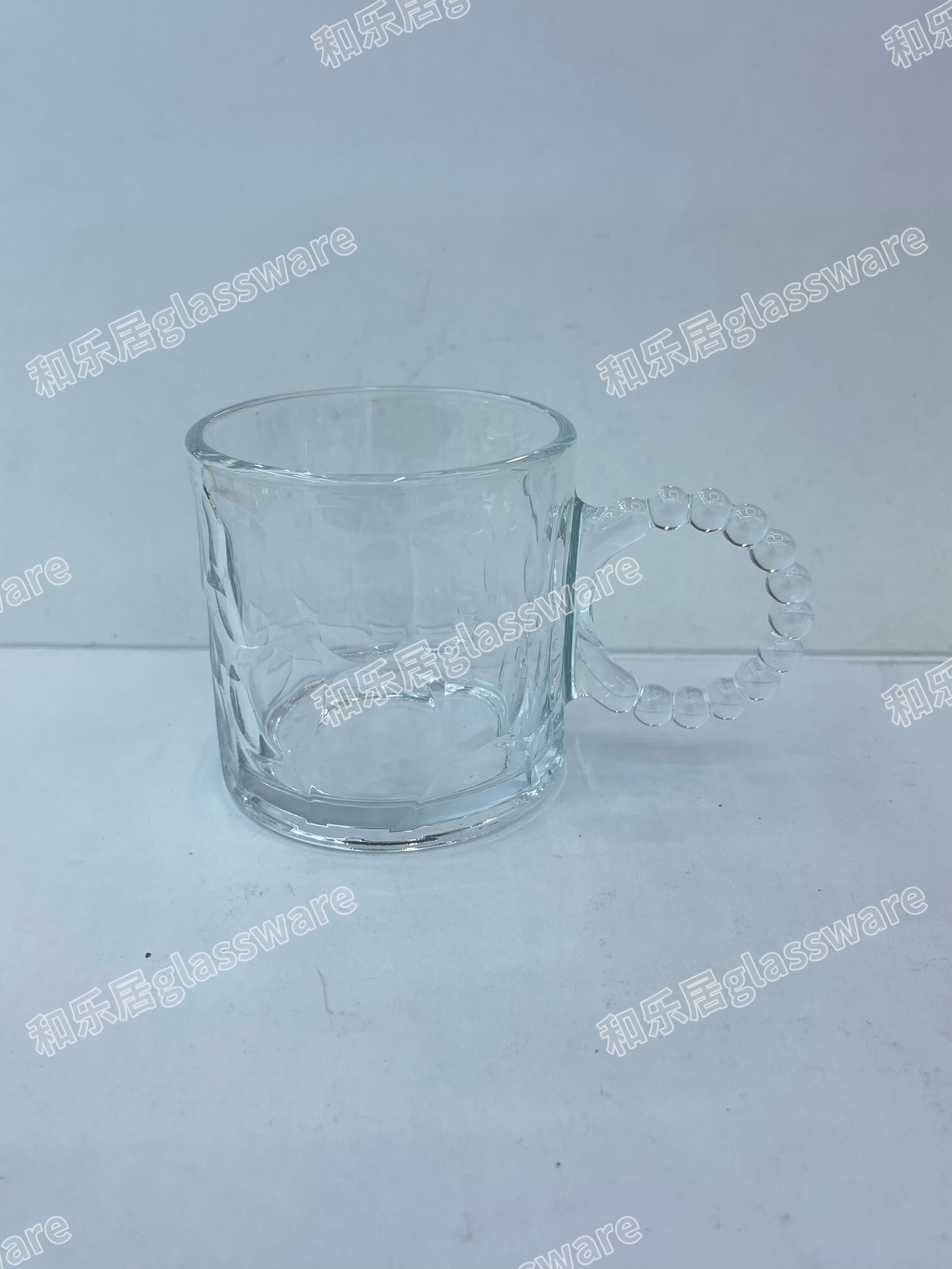 فقاعة تضع كأساً من الذهب منتصب detail image 5
