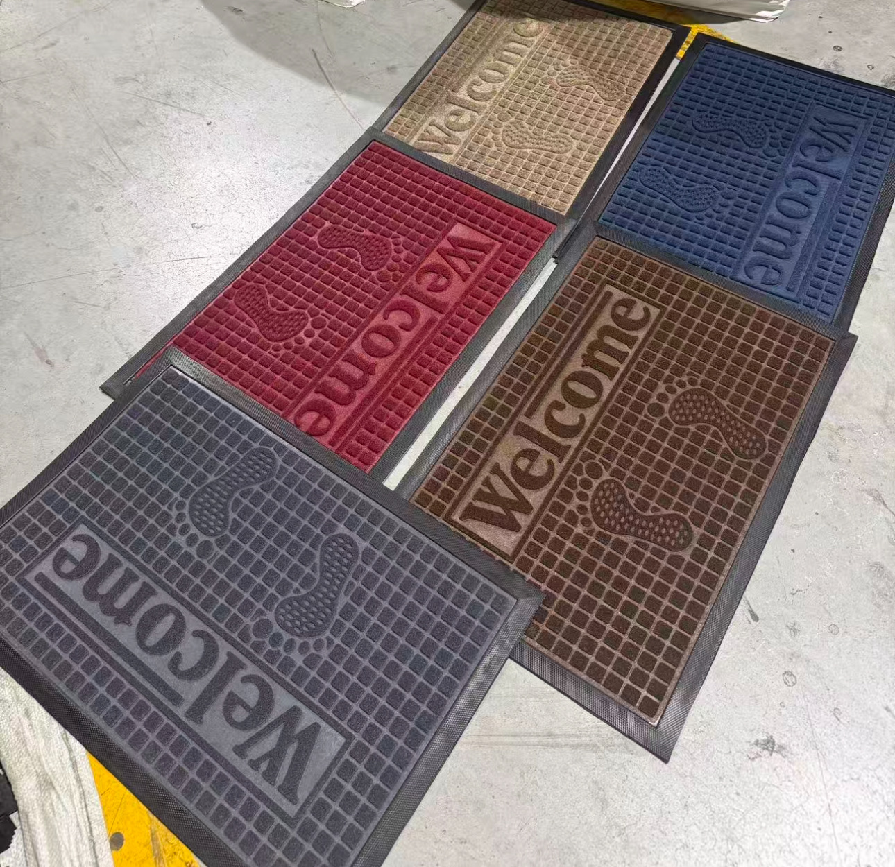 The door entrance is lined with rubber floor MATS at the bottom, anti-slip MATS and carpets
