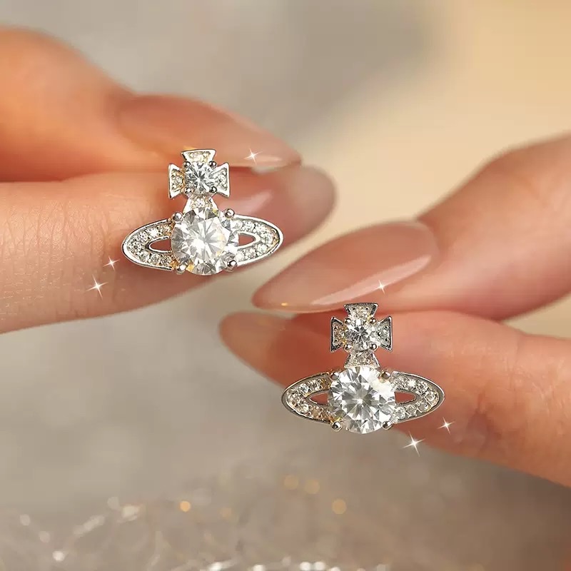 High-end Western-style queen ear studs, ear bone studs, simple earrings, ear needles, personalized piercing studs, trendy earrings, versatile accessories