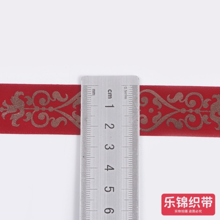 ويجري توزيع الحزم المملوءة باليد بشريط حرير أبيض مزود بشريط يبلغ قطره 2.5 سم Item Picture