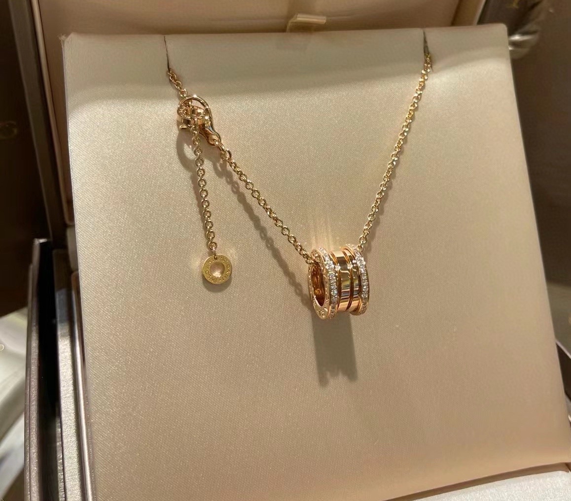 The high-end "Little Waist" necklace is an elegant and stylish gift for women full image