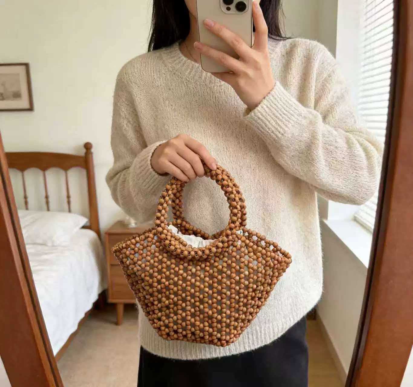 Hand-woven wooden bead handbag, women's hollowed-out beaded bag, fashionable casual vacation beach bag, niche design bag detail image 4