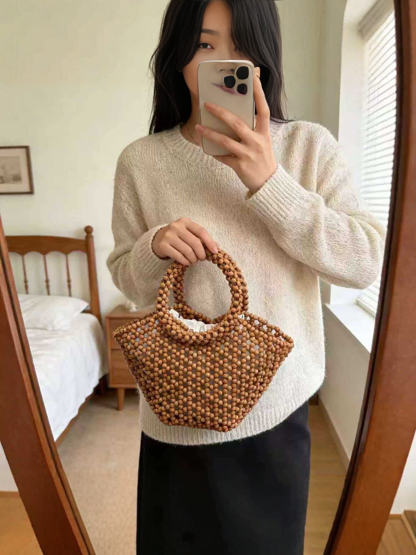 Hand-woven wooden bead handbag, women's hollowed-out beaded bag, fashionable casual vacation beach bag, niche design bag full image