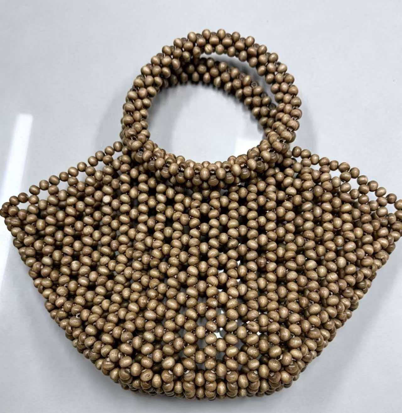 Hand-woven wooden bead handbag, women's hollowed-out beaded bag, fashionable casual vacation beach bag, niche design bag Application Scenario