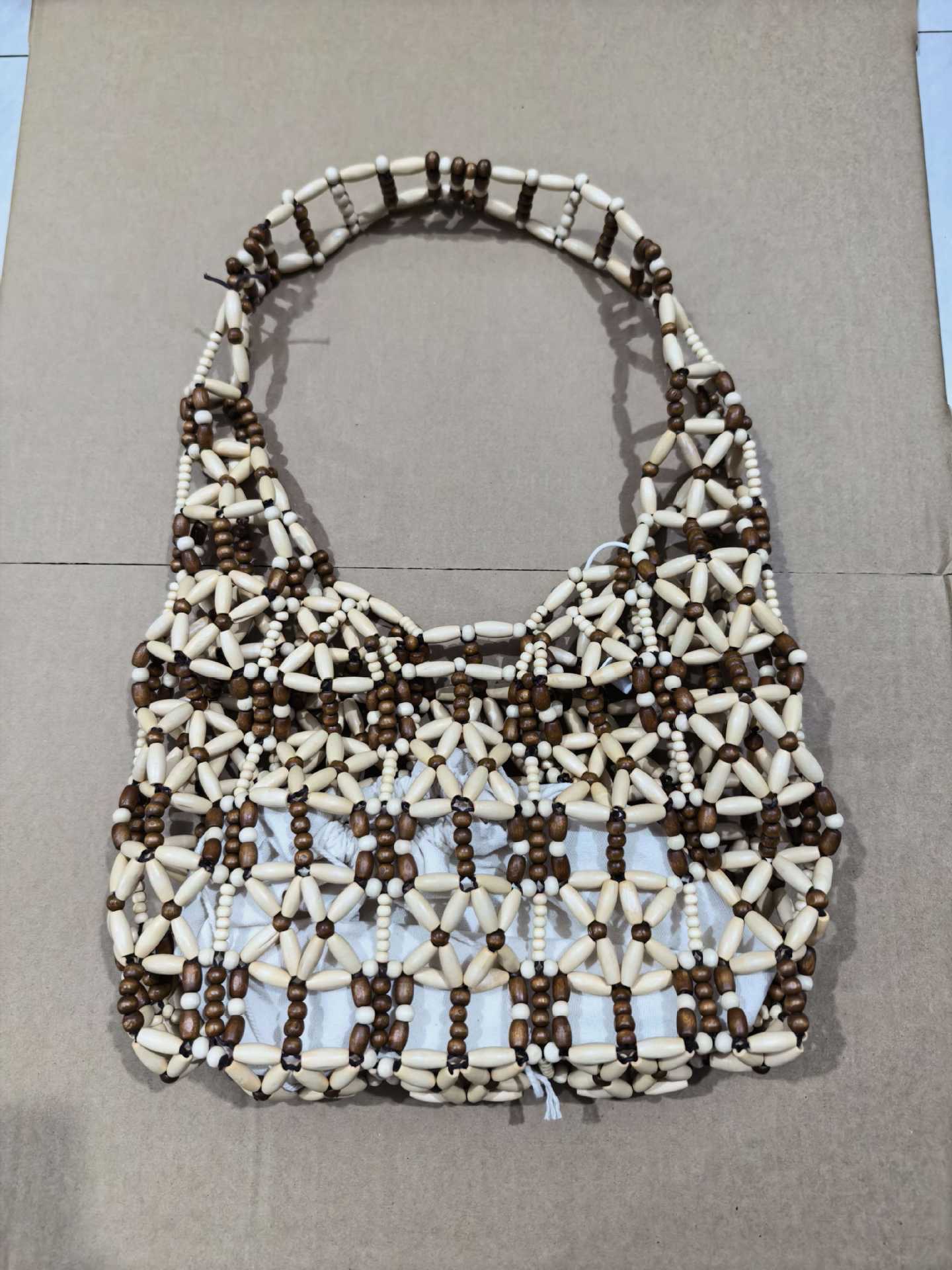 A new style of casual and versatile wooden beaded bag with a color-blocking and hollowed-out woven vacation beach bag and handcrafted beaded bag detail image 2