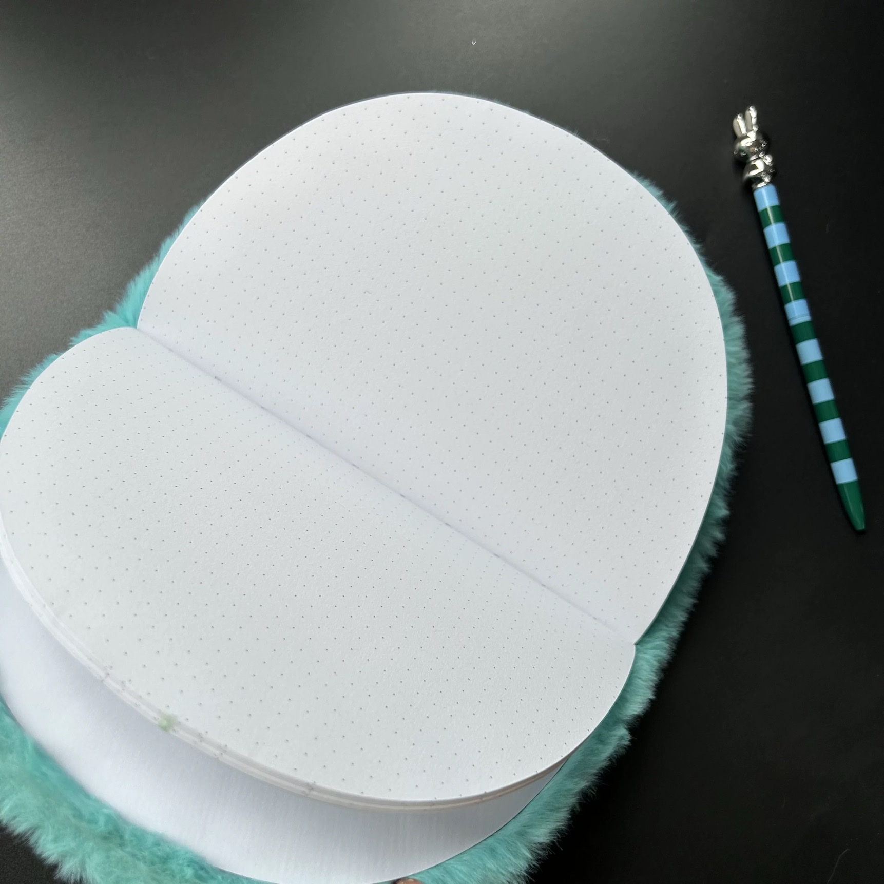 Customized semi-circular and fan-shaped plush books, cartoon and irregular-shaped plush books for export to Russia Specification image