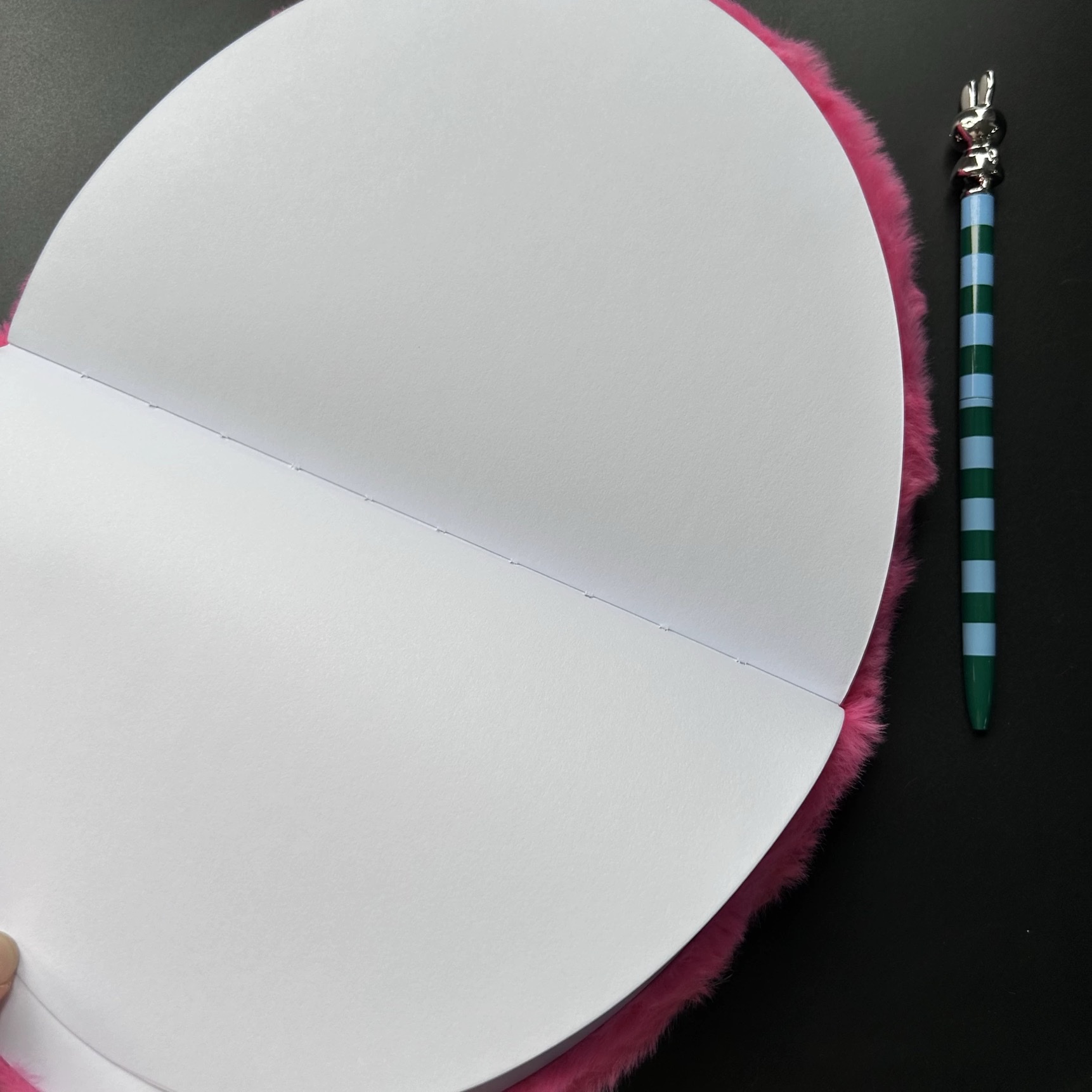 Customized semi-circular and fan-shaped plush books, cartoon and irregular-shaped plush books for export to Russia details Picture