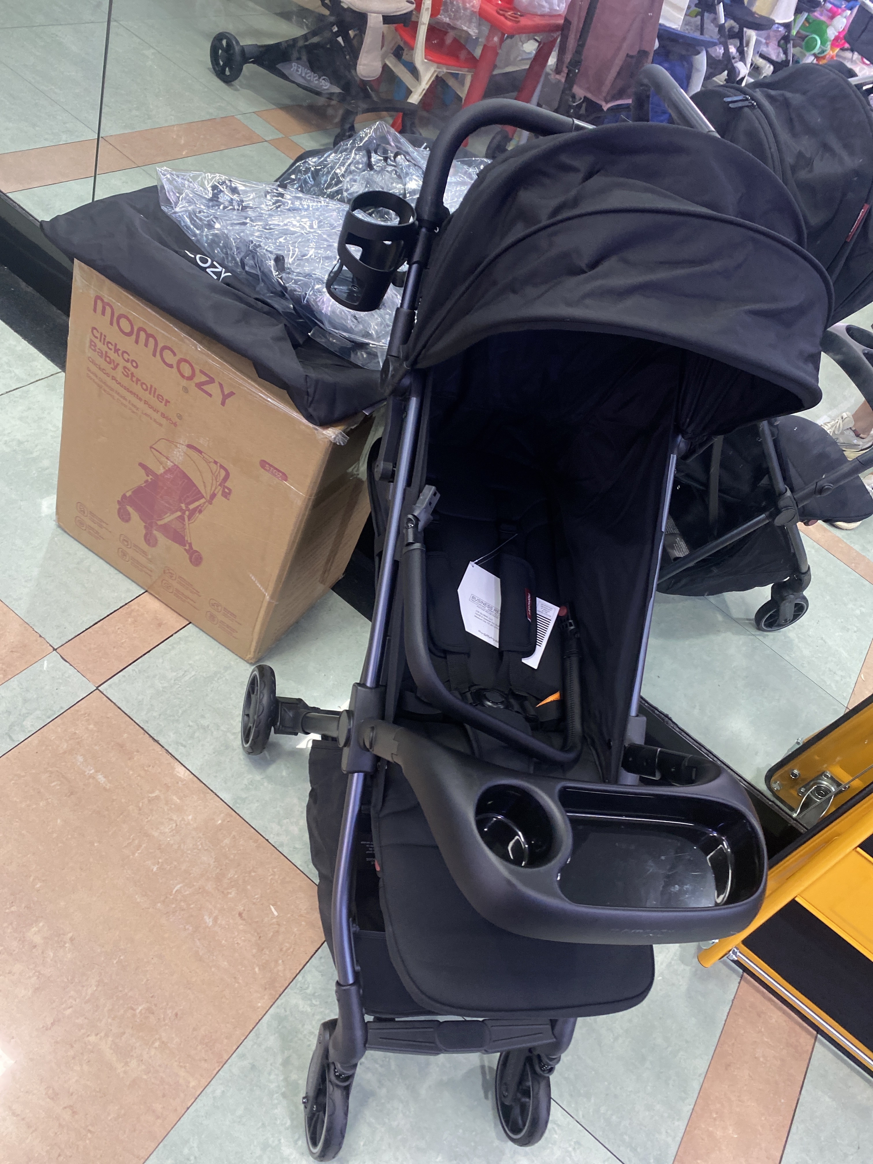 momcozy portabebés ligero y plegable con un botón para recoger el coche diseño de cuatro ruedas empuje suave apto para bebés de 0 a 7 años puede sentarse o acostarse con toldo y cinturón de seguridad original positivo detail image 2