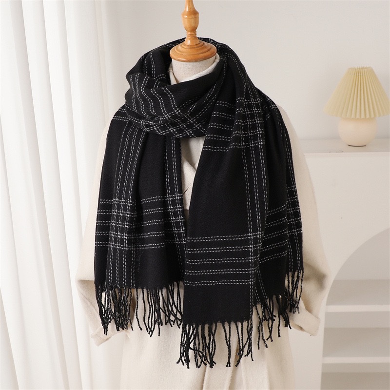 A faux cashmere scarf is a comfortable shawl and scarf for women to keep warm in autumn and winter Application Scenario