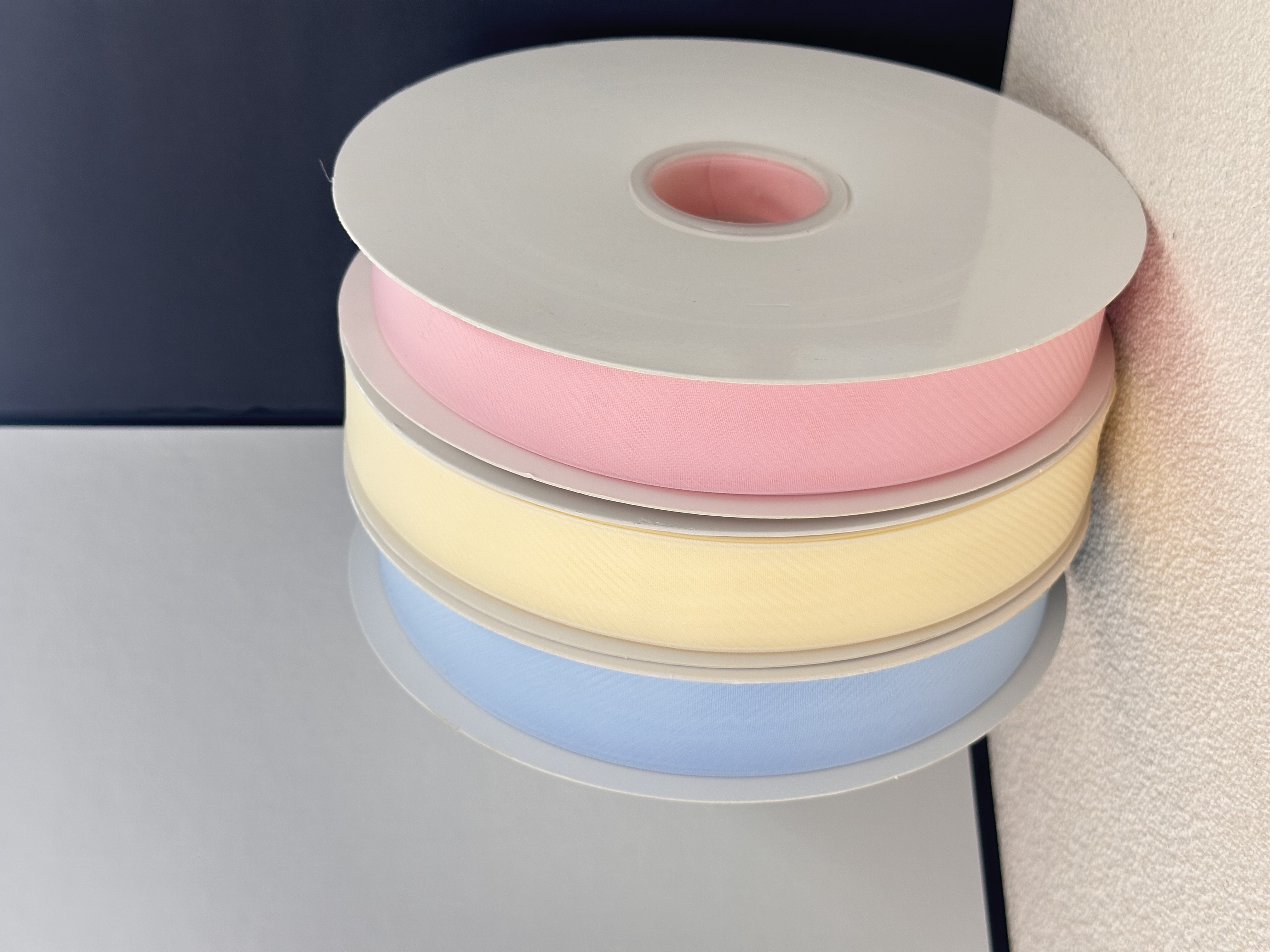 2.5cm milk yarn is suitable for gift box packaging, bow hair accessories, flower bouquet ties, diy handicrafts and more. Multiple colors are available