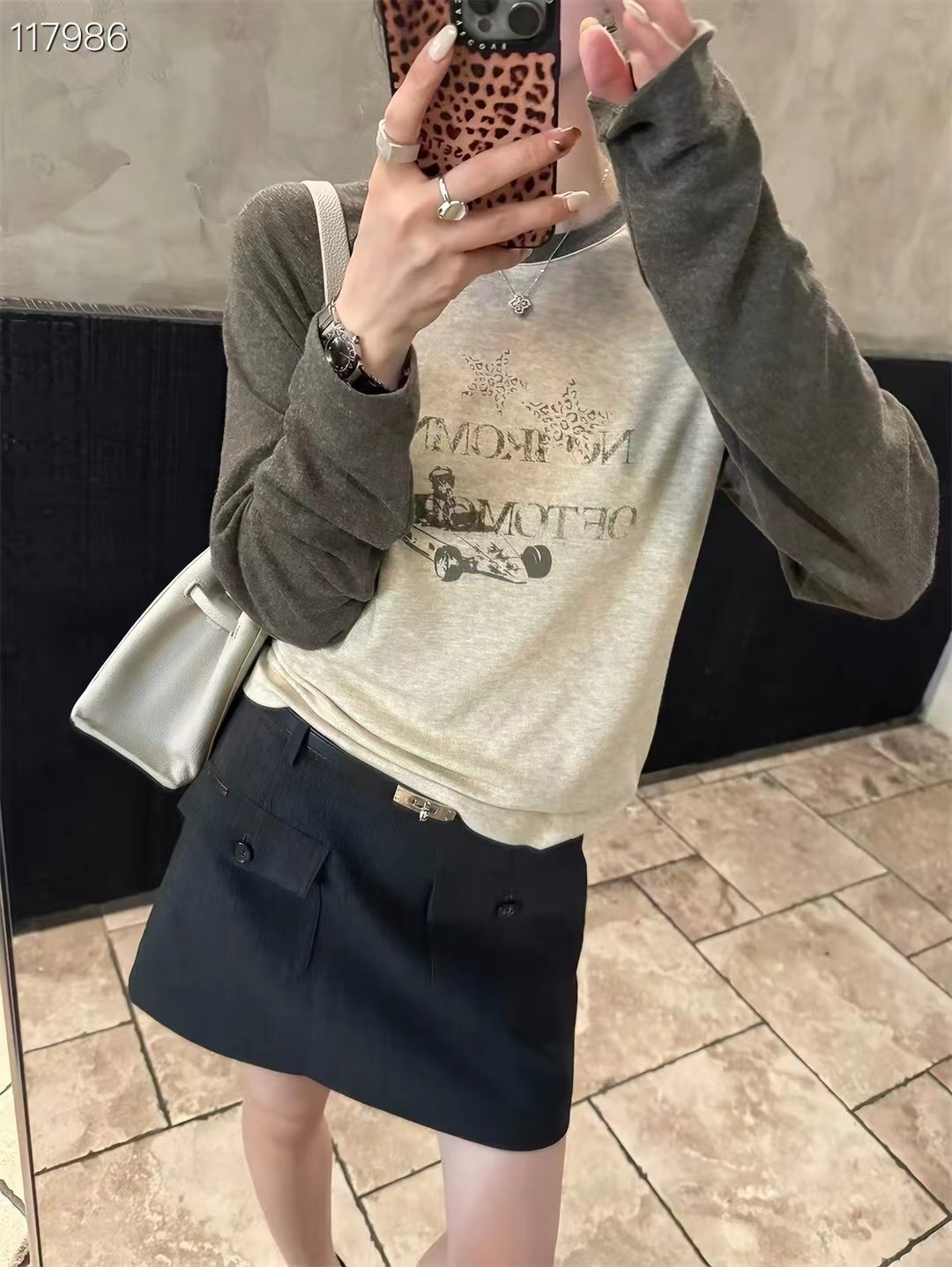Mulberry silk long-sleeved sexy women's T-shirt, a fashionable, versatile, comfortable and casual women's top. Long-sleeved sexy details Picture