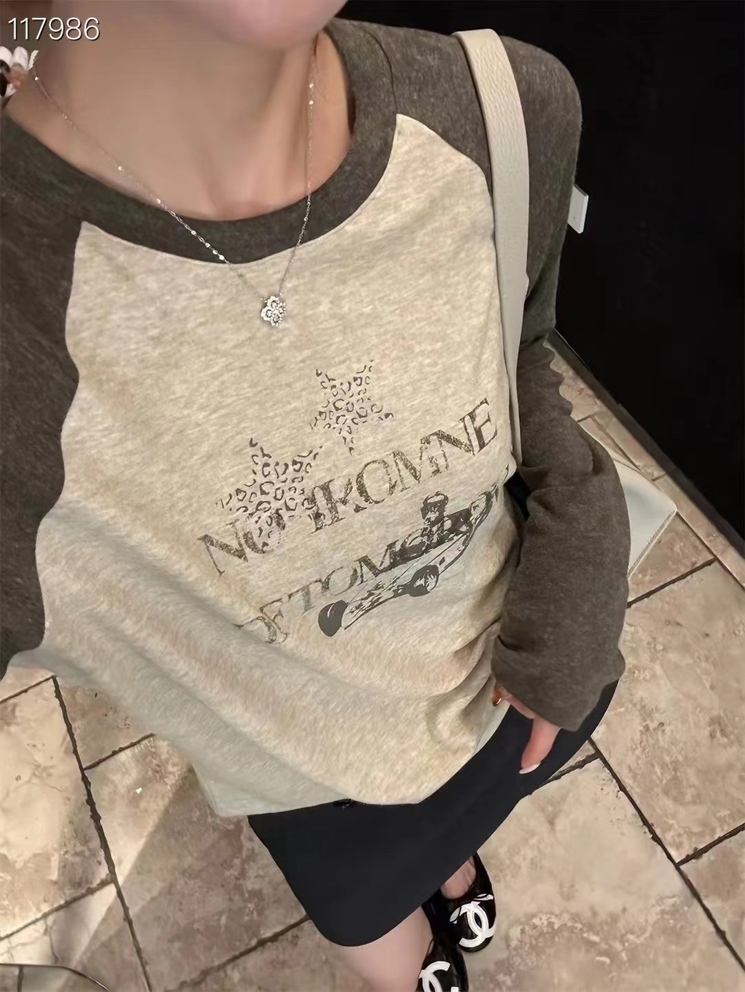 Mulberry silk long-sleeved sexy women's T-shirt, a fashionable, versatile, comfortable and casual women's top. Long-sleeved sexy