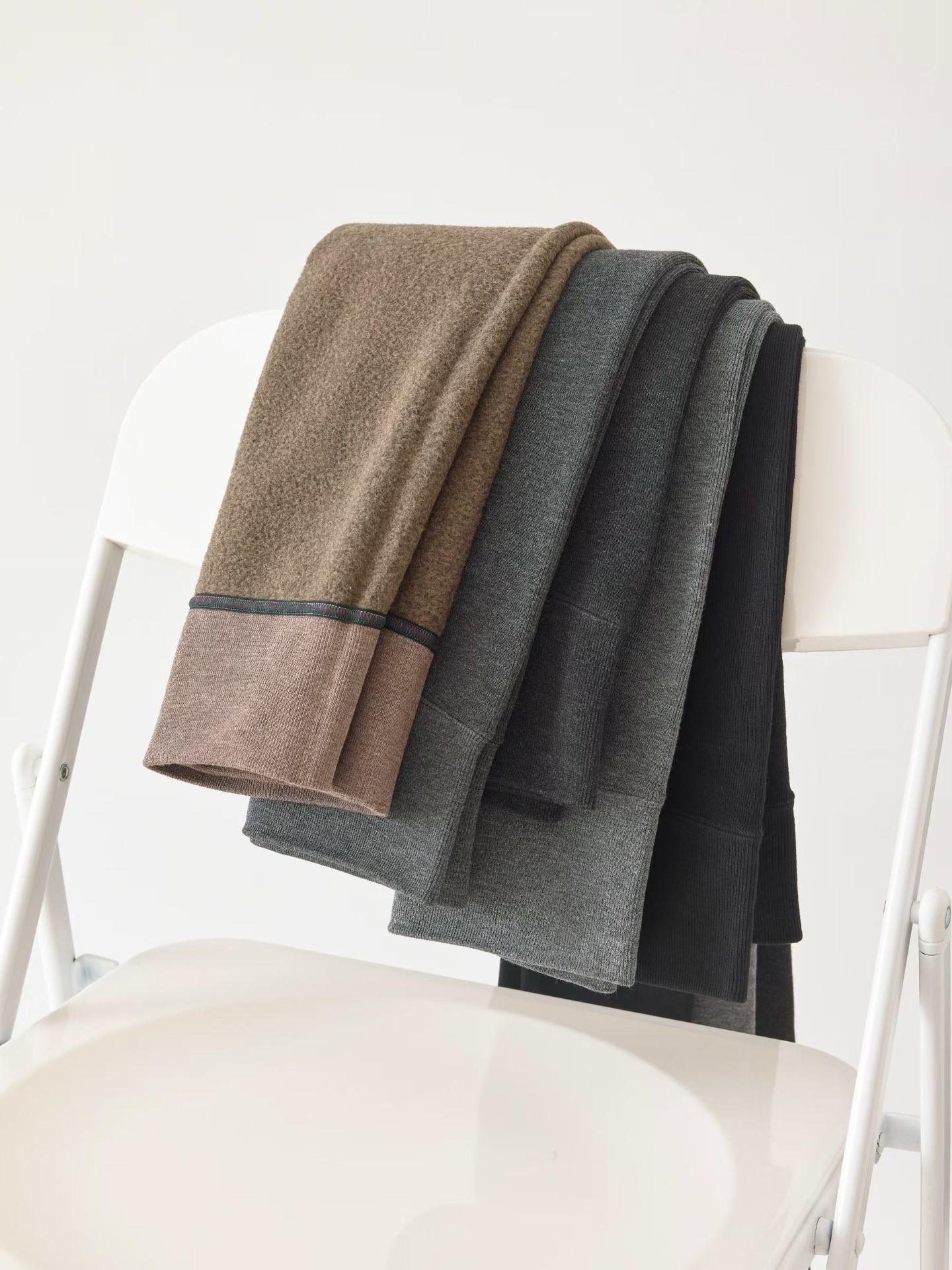 For the autumn and winter season, wear striped pantyhose with a slightly pressed fleece layer for warmth. Also, wear grey fleece thick high-waisted leggings Item Picture
