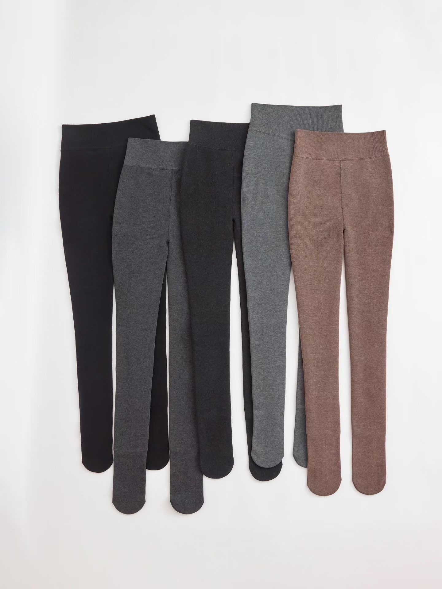For the autumn and winter season, wear striped pantyhose with a slightly pressed fleece layer for warmth. Also, wear grey fleece thick high-waisted leggings detail image 1