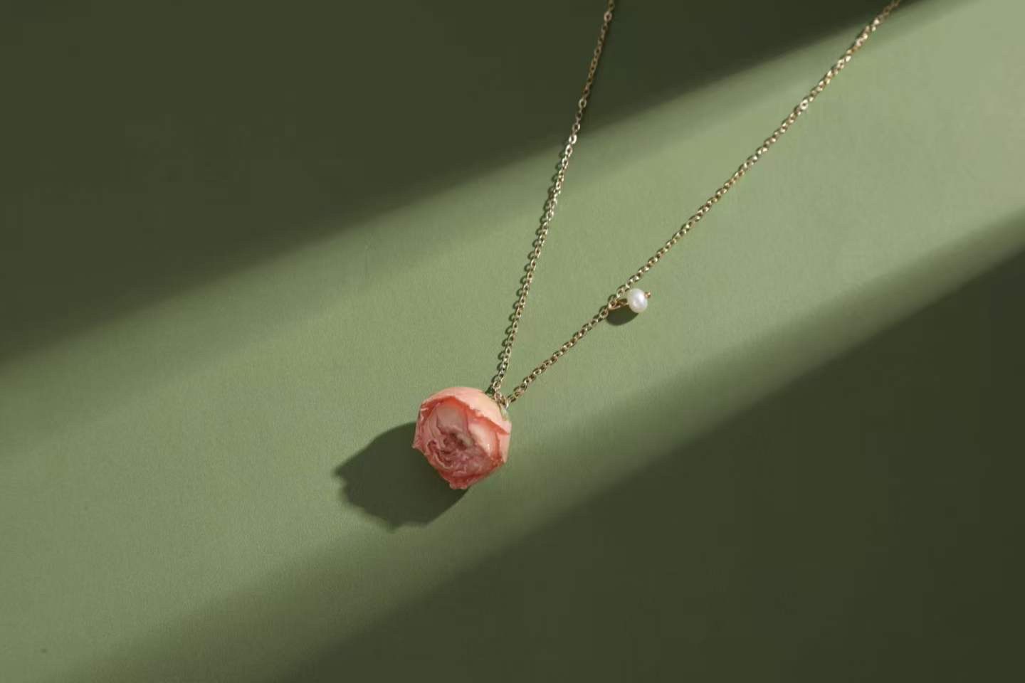 Wholesale and retail source manufacturer of natural real flower necklaces with epoxy resin details Picture