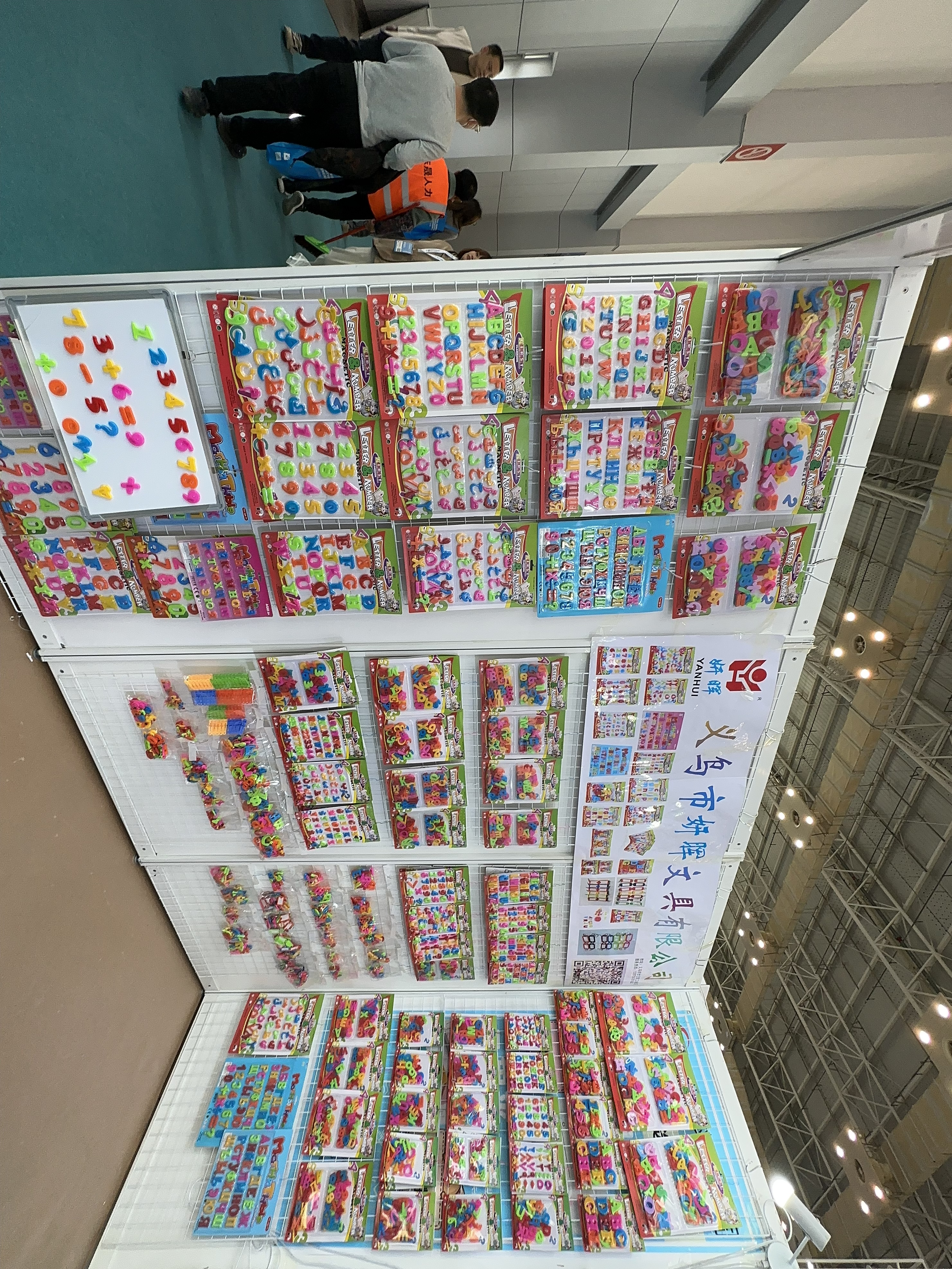 Factory direct sales of 26 flat plastic capital letter stickers, educational toys, fridge magnets Application Scenario