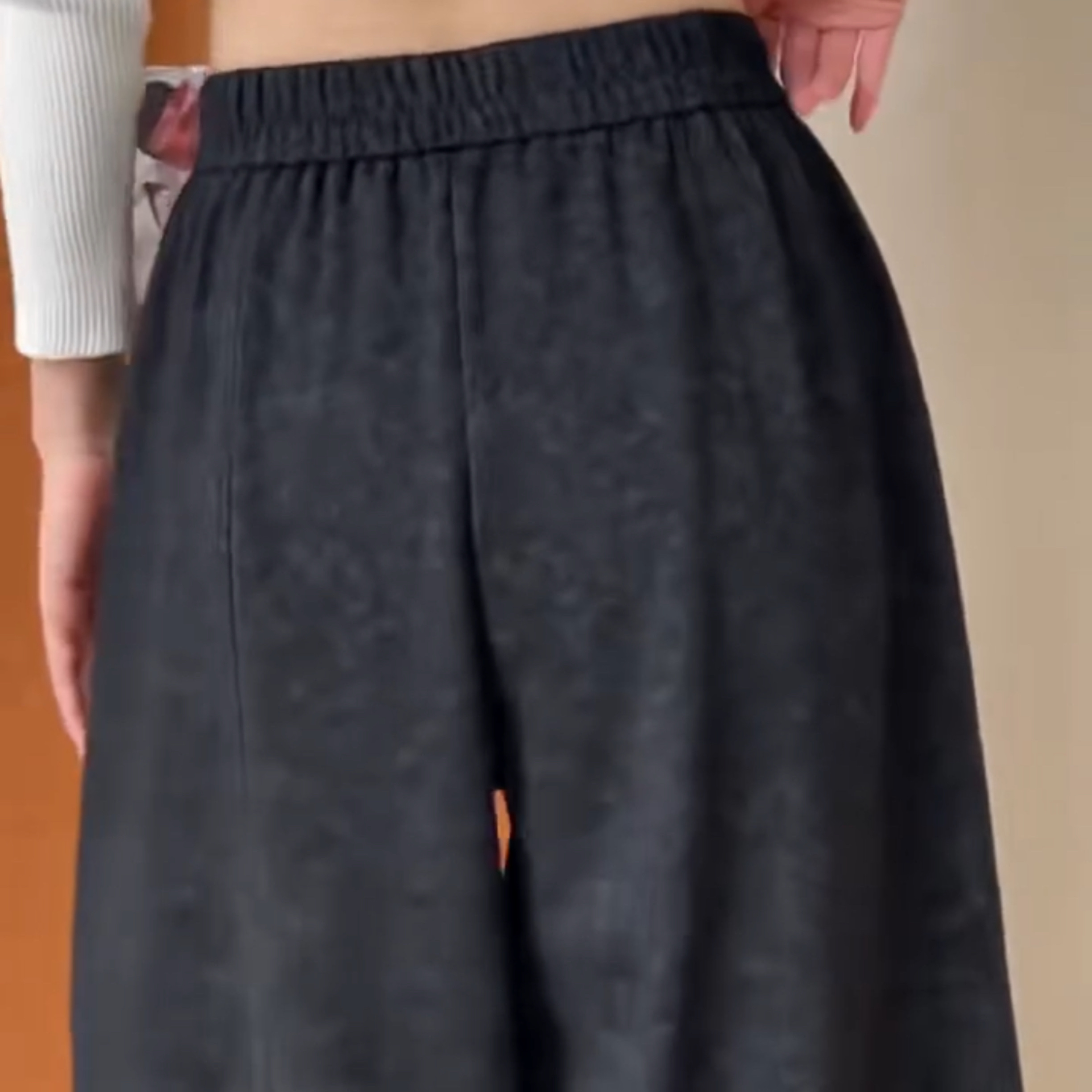 The 2026 autumn new wide-leg pants, black dark-patterned uniform size loose and comfortable long pants, fashionable and casual women's pants